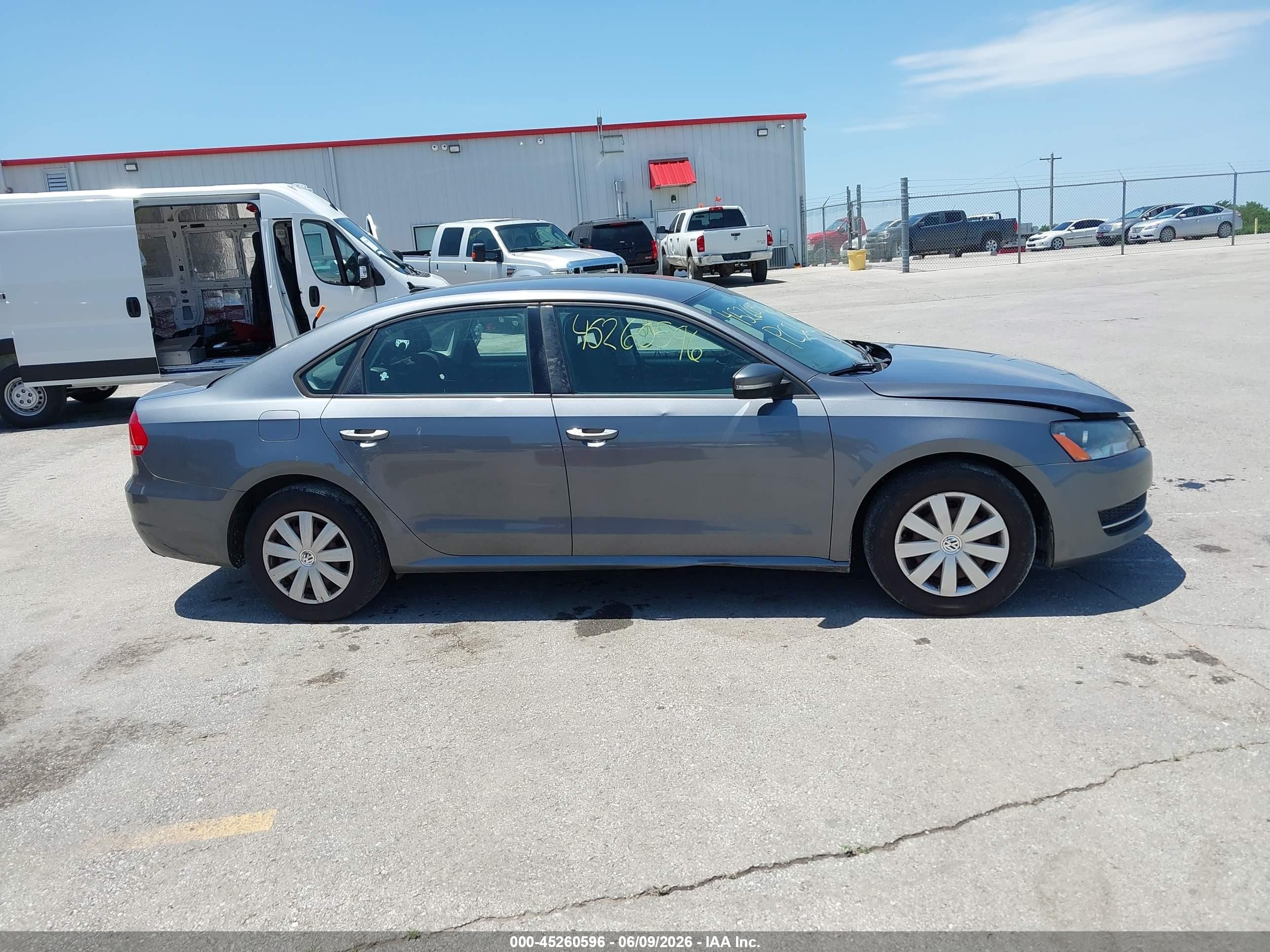 2013 Volkswagen Passat 2.5l S Silver vin: 1VWAP7A34DC139101