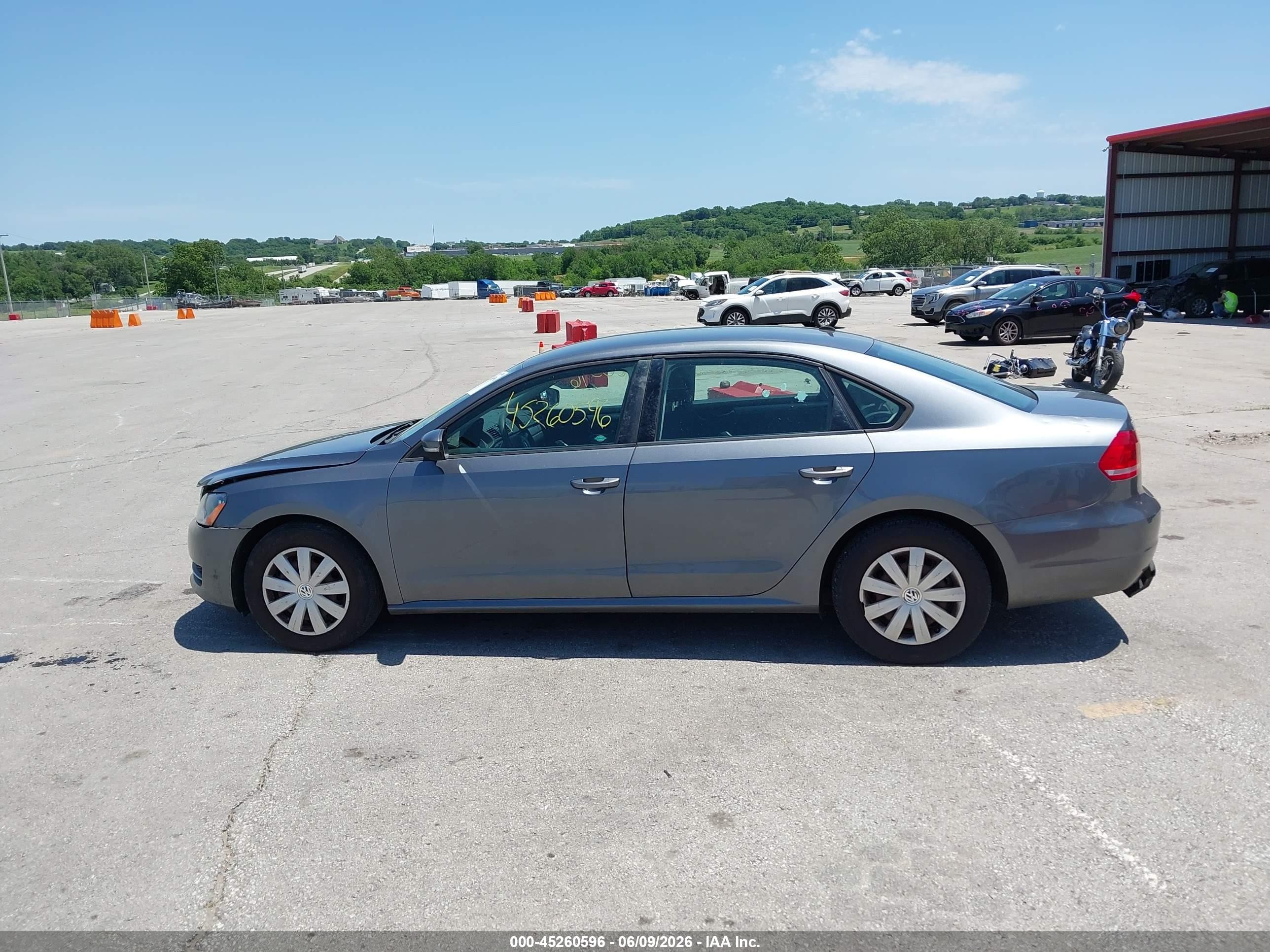 2013 Volkswagen Passat 2.5l S Silver vin: 1VWAP7A34DC139101