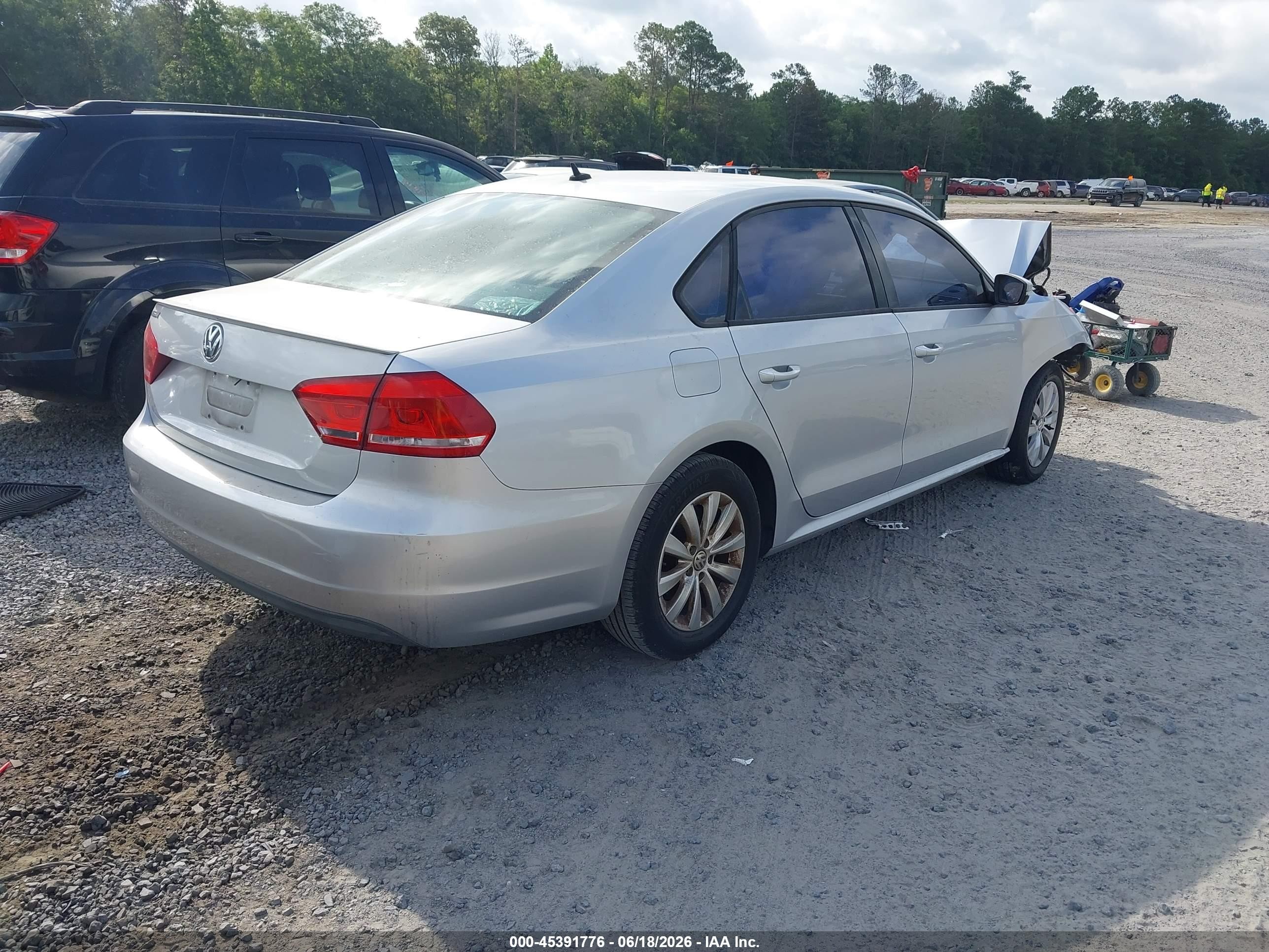 2013 Volkswagen Passat 2.5l S Silver vin: 1VWAP7A35DC093889