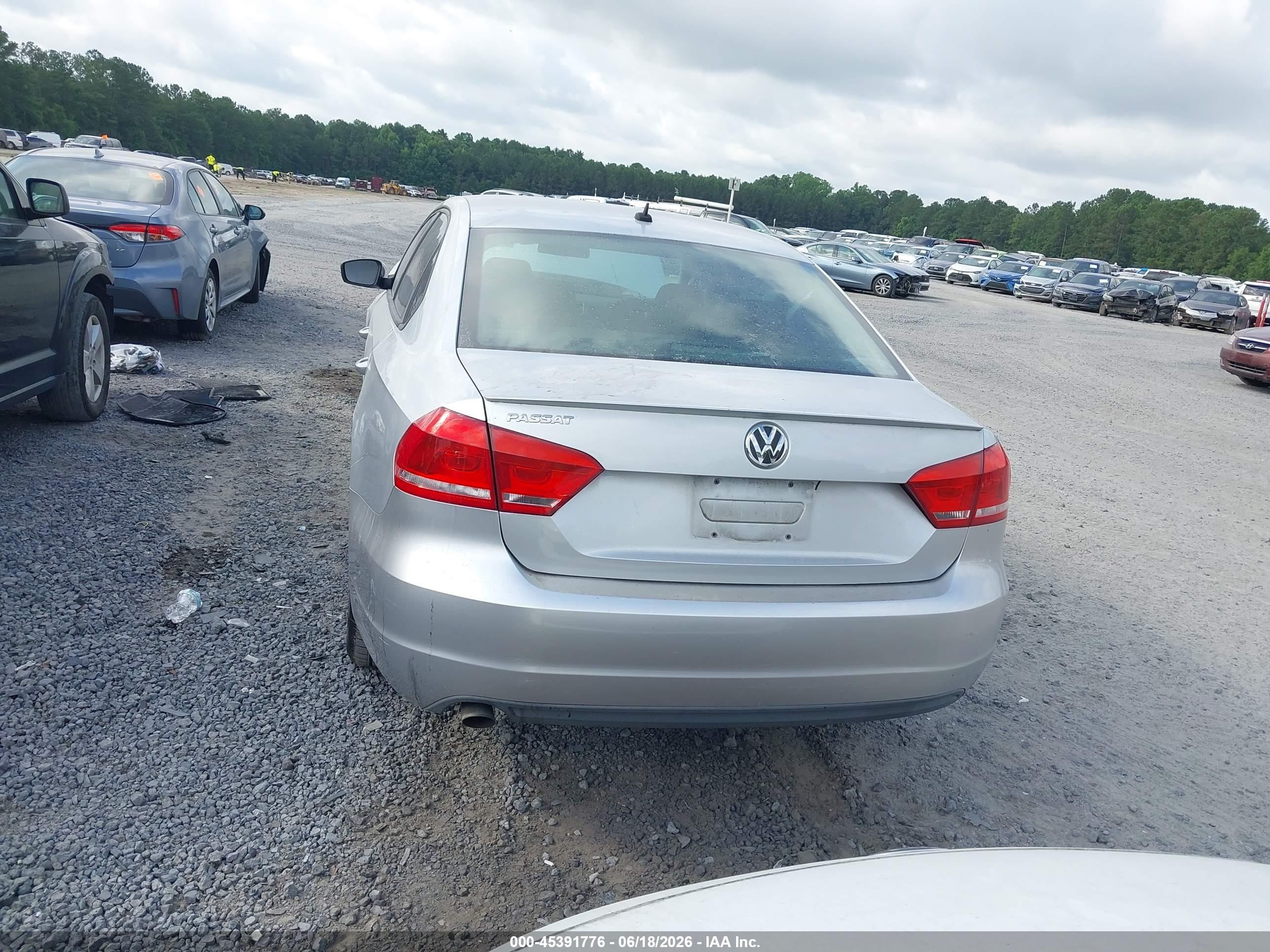 2013 Volkswagen Passat 2.5l S Silver vin: 1VWAP7A35DC093889