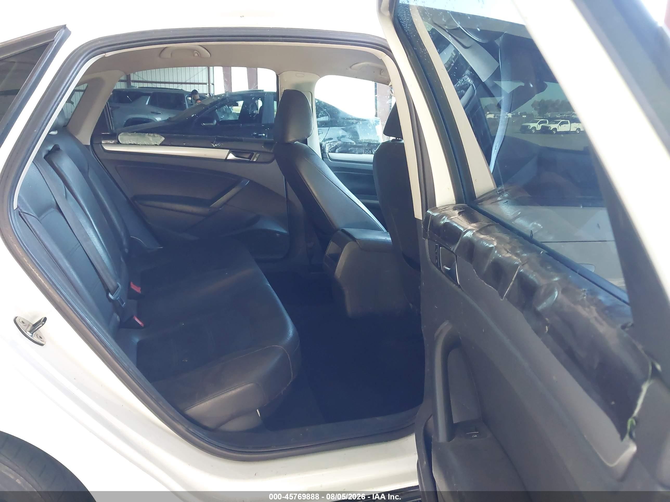 2013 Volkswagen Passat 2.5l Wolfsburg Edition Белый vin: 1VWAP7A35DC150852