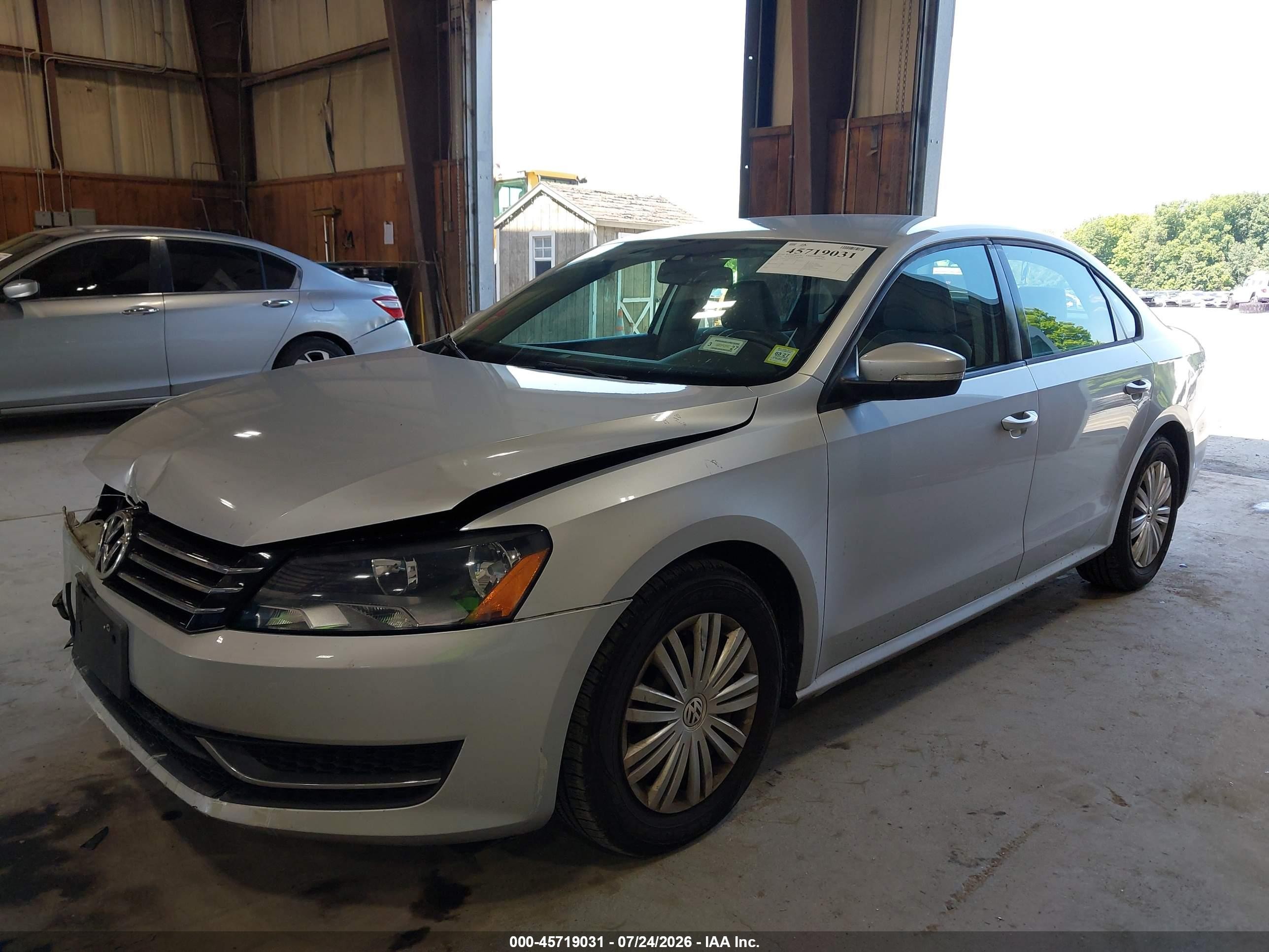 2014 Volkswagen Passat 2.5l S Silver vin: 1VWAP7A35EC023410