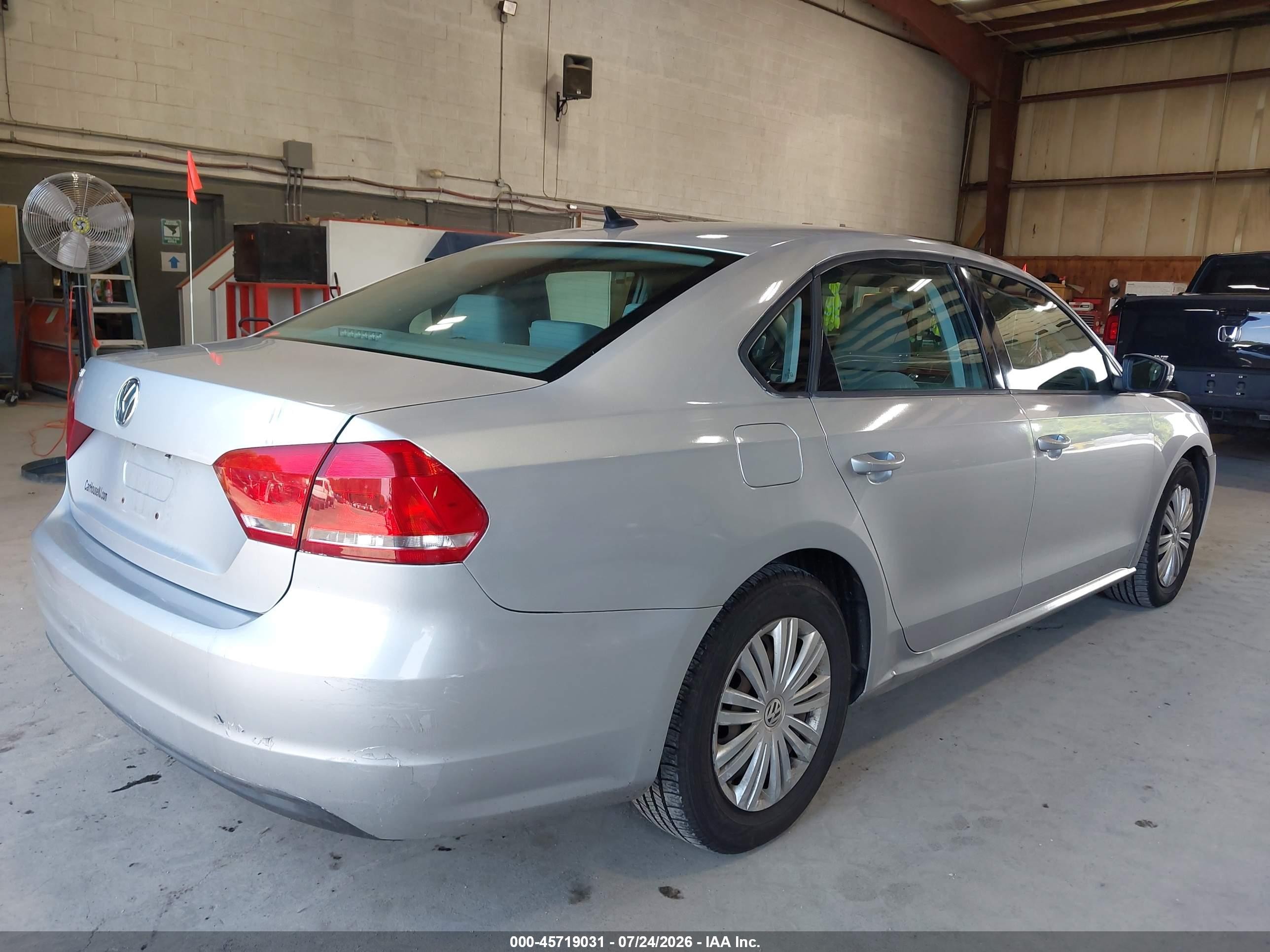 2014 Volkswagen Passat 2.5l S Silver vin: 1VWAP7A35EC023410