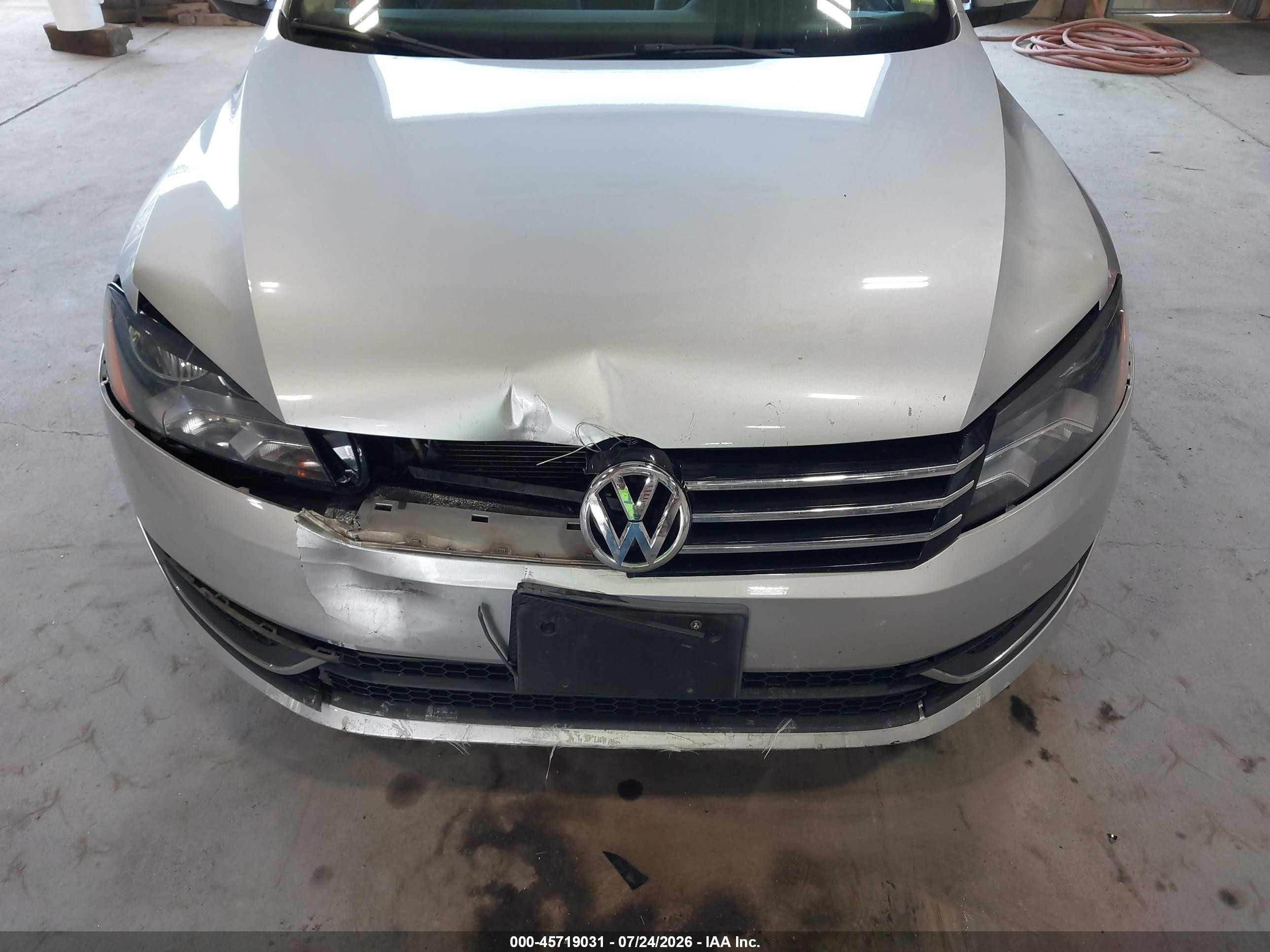 2014 Volkswagen Passat 2.5l S Silver vin: 1VWAP7A35EC023410