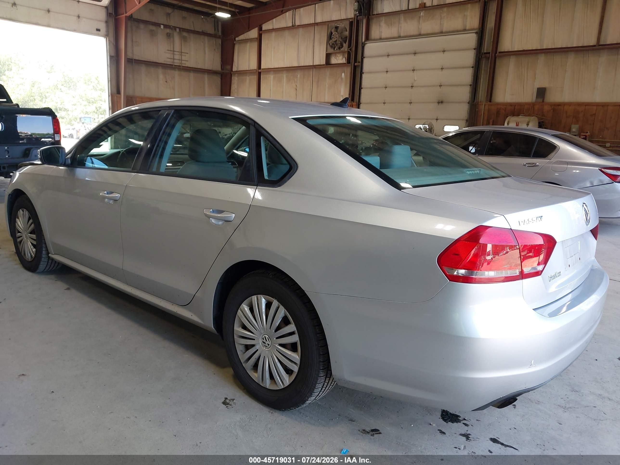 2014 Volkswagen Passat 2.5l S Silver vin: 1VWAP7A35EC023410