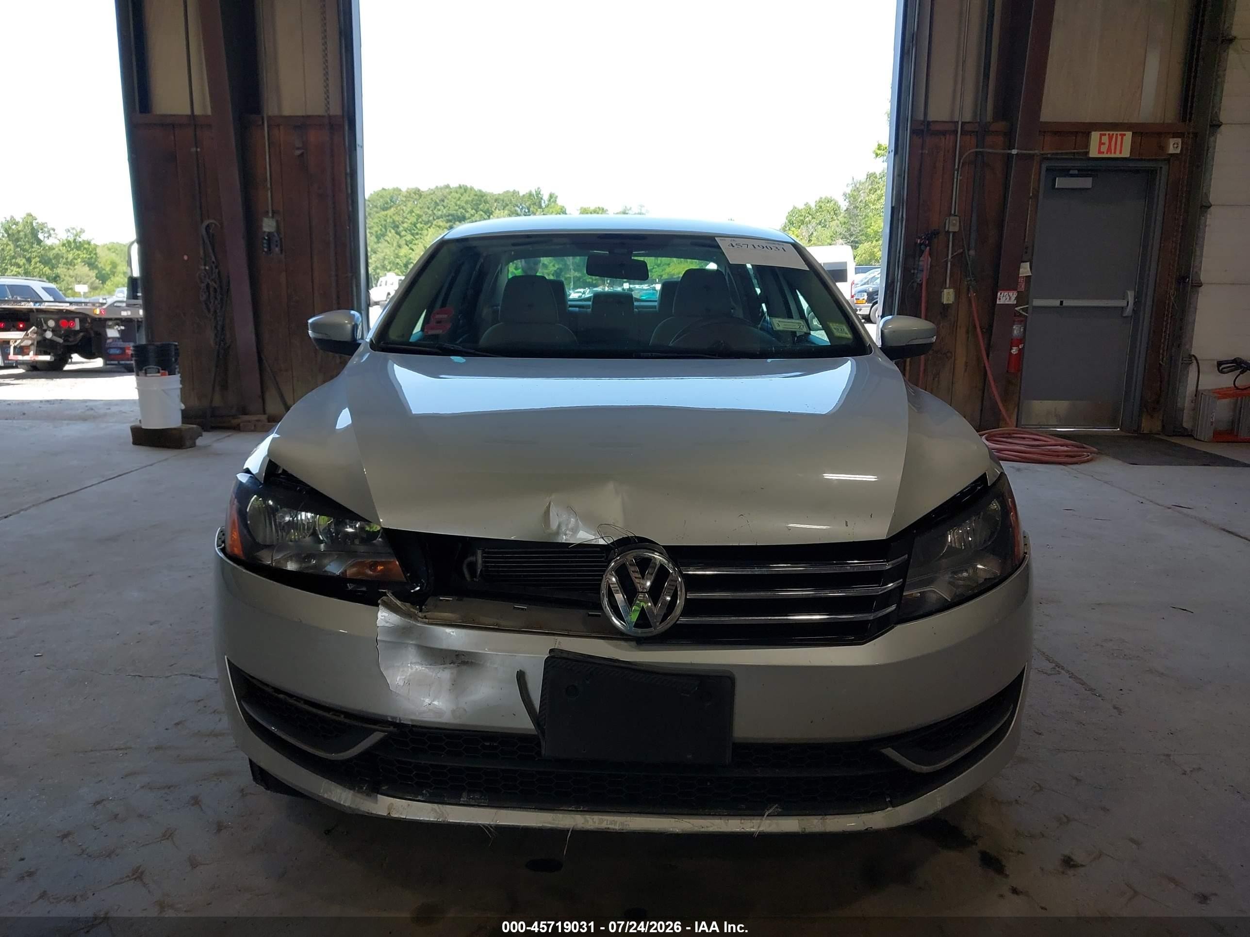 2014 Volkswagen Passat 2.5l S Silver vin: 1VWAP7A35EC023410
