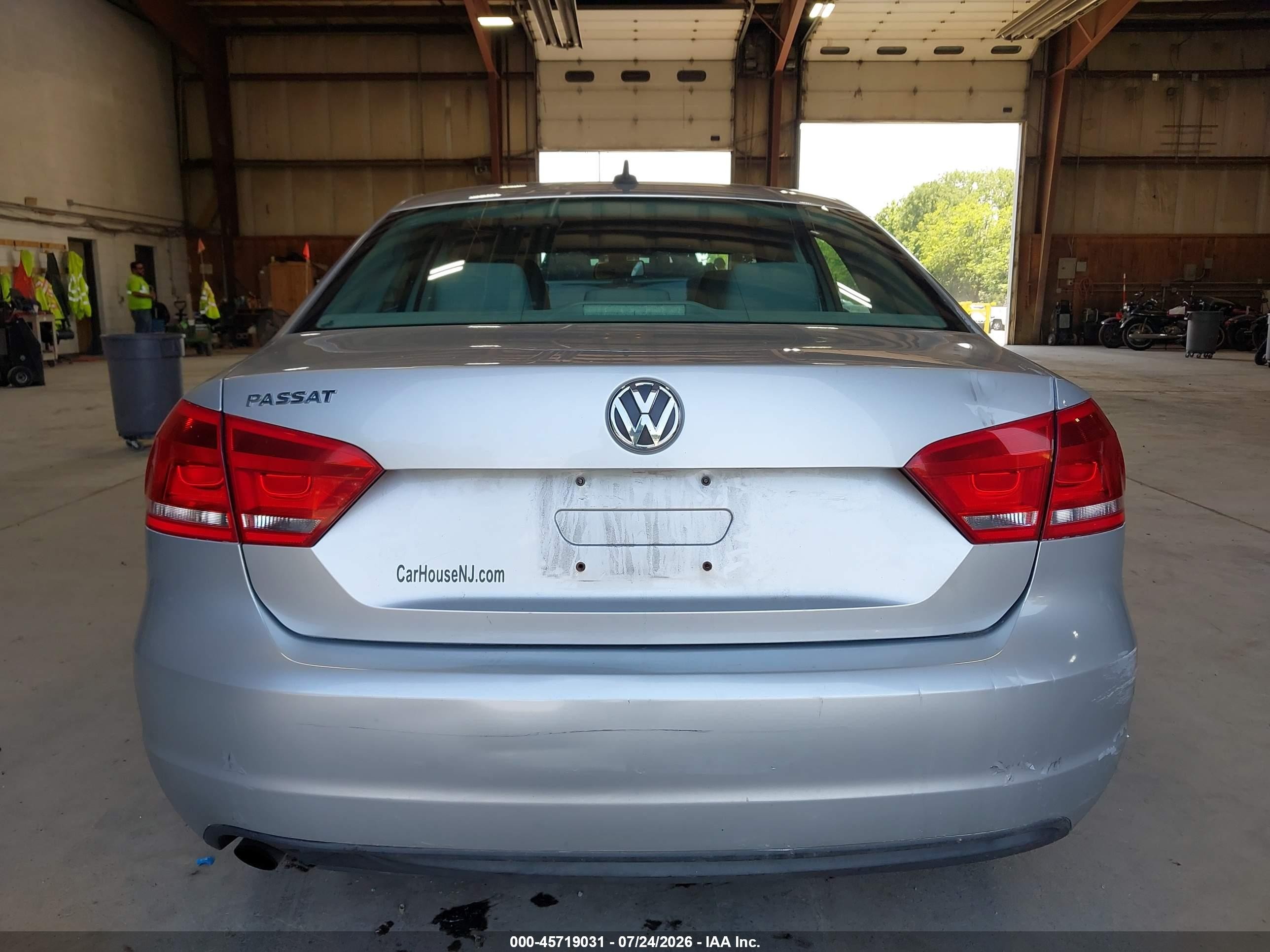 2014 Volkswagen Passat 2.5l S Silver vin: 1VWAP7A35EC023410