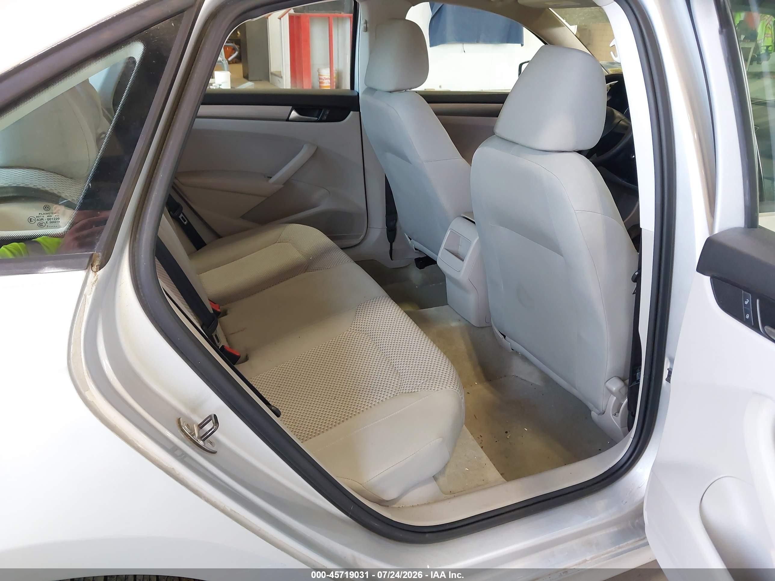 2014 Volkswagen Passat 2.5l S Silver vin: 1VWAP7A35EC023410