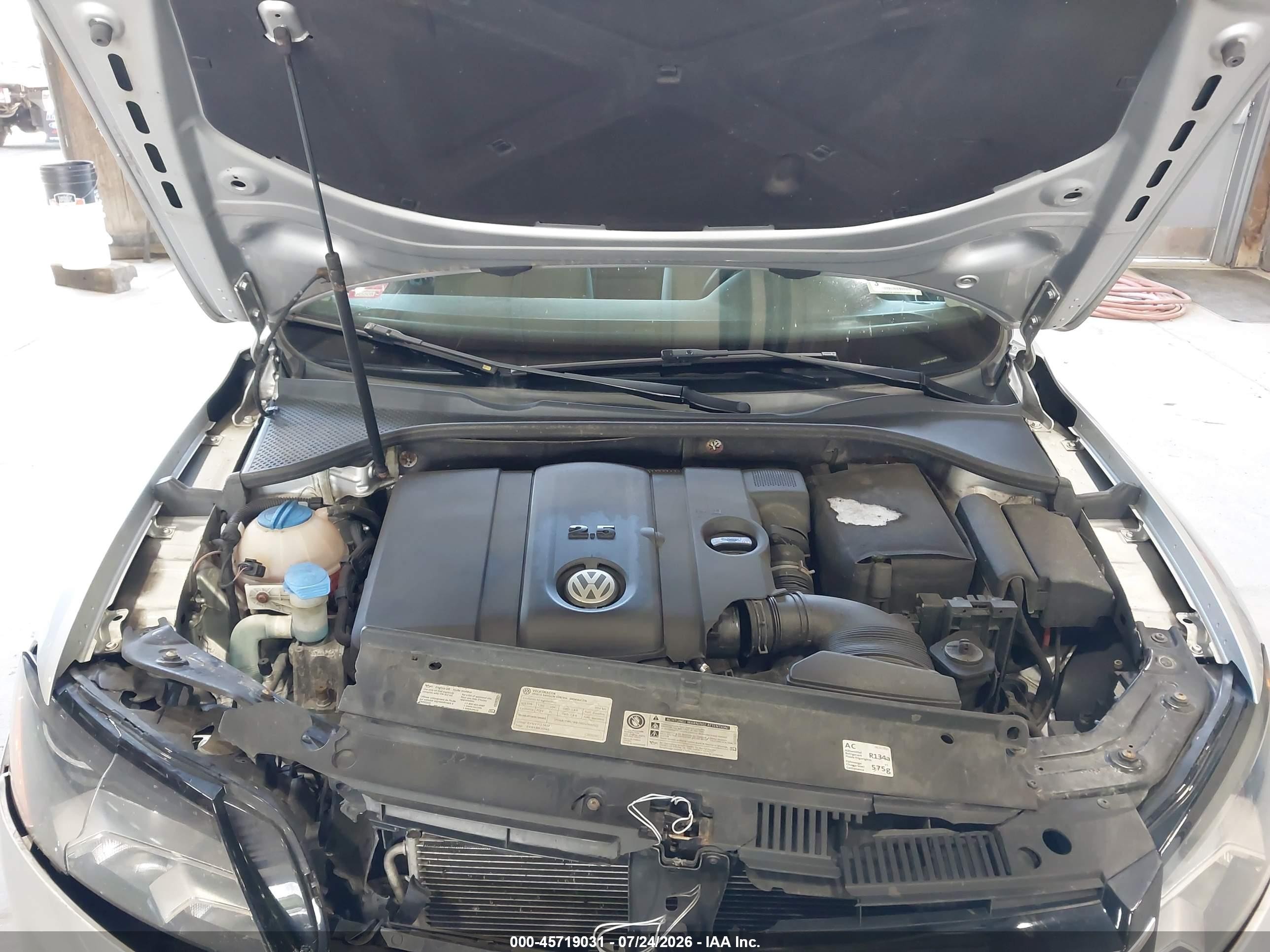 2014 Volkswagen Passat 2.5l S Silver vin: 1VWAP7A35EC023410