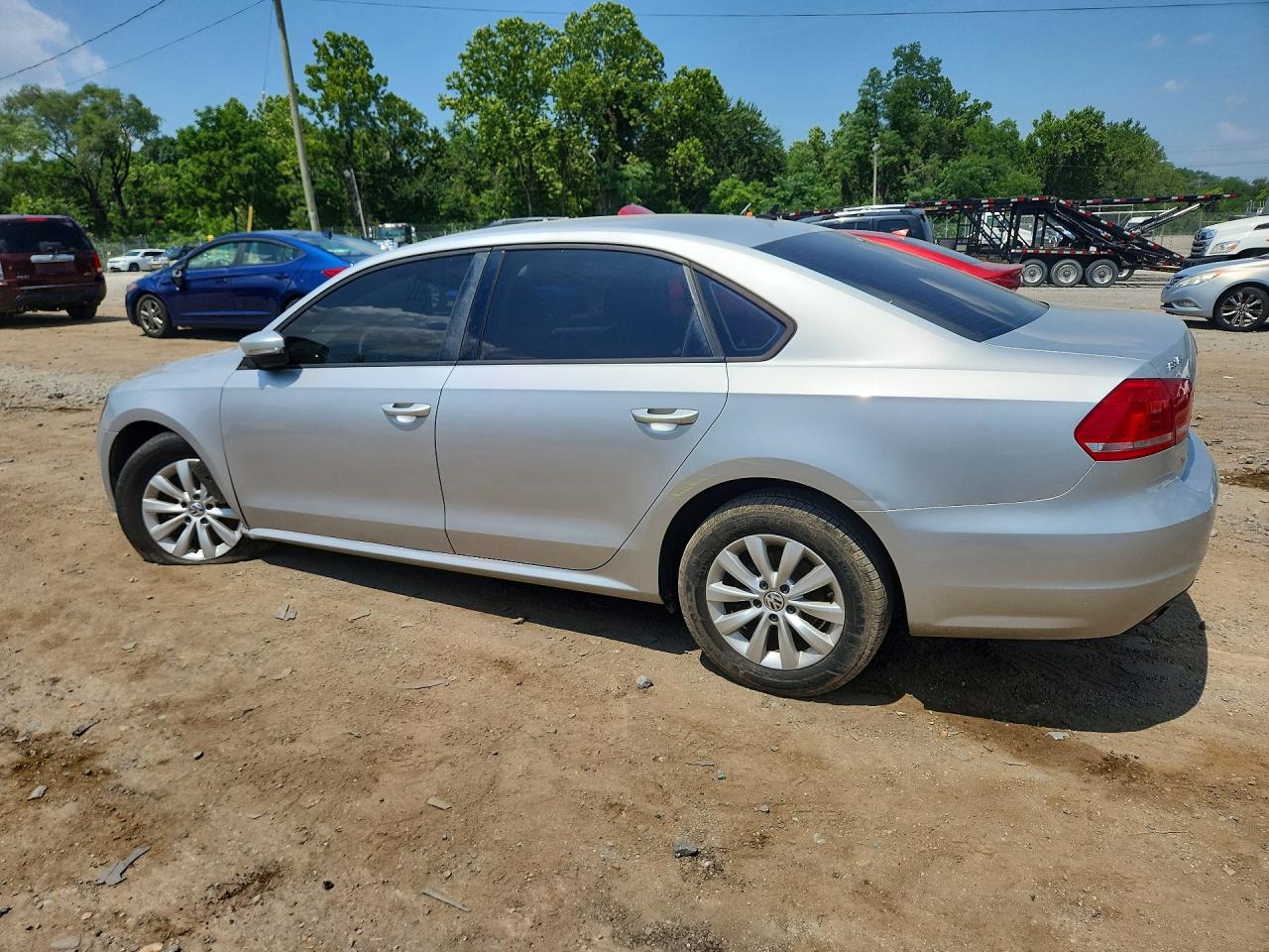 2013 Volkswagen Passat S Серебряный vin: 1VWAP7A36DC080519