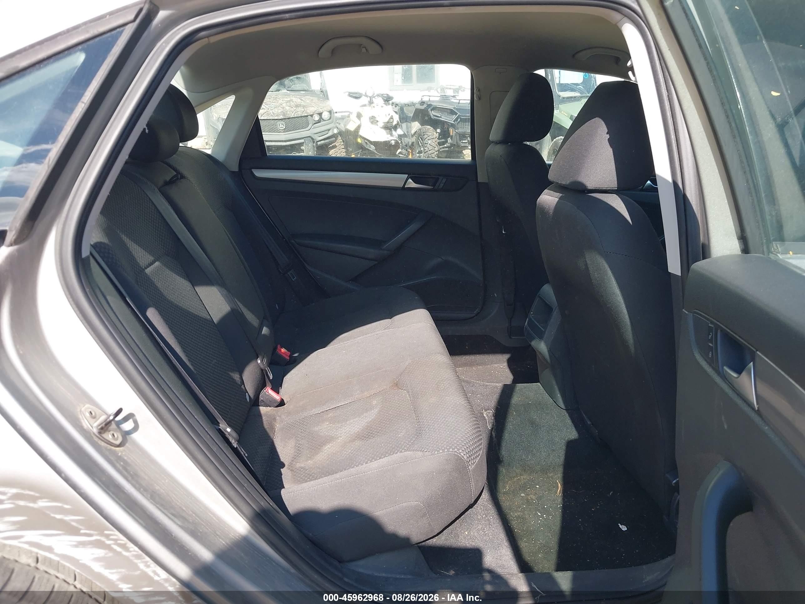 2014 Volkswagen Passat 2.5l S Silver vin: 1VWAP7A37EC011632