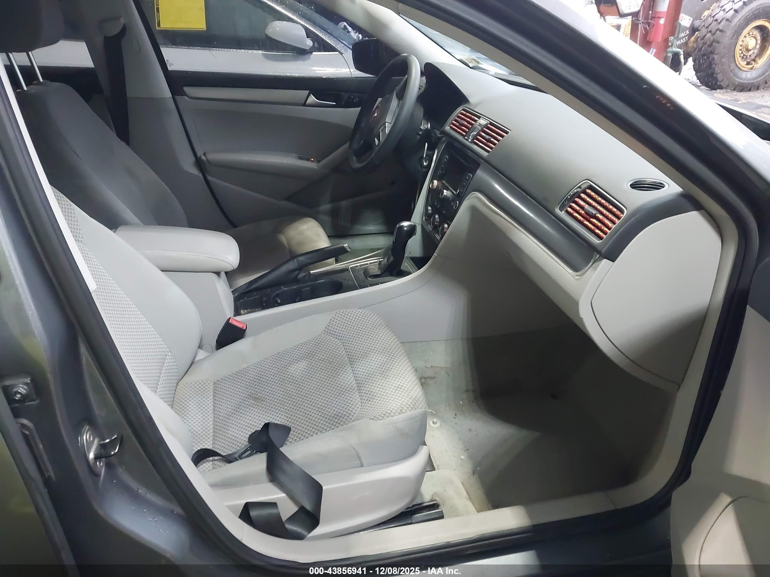 2014 Volkswagen Passat 2.5l S Blue vin: 1VWAP7A37EC025725