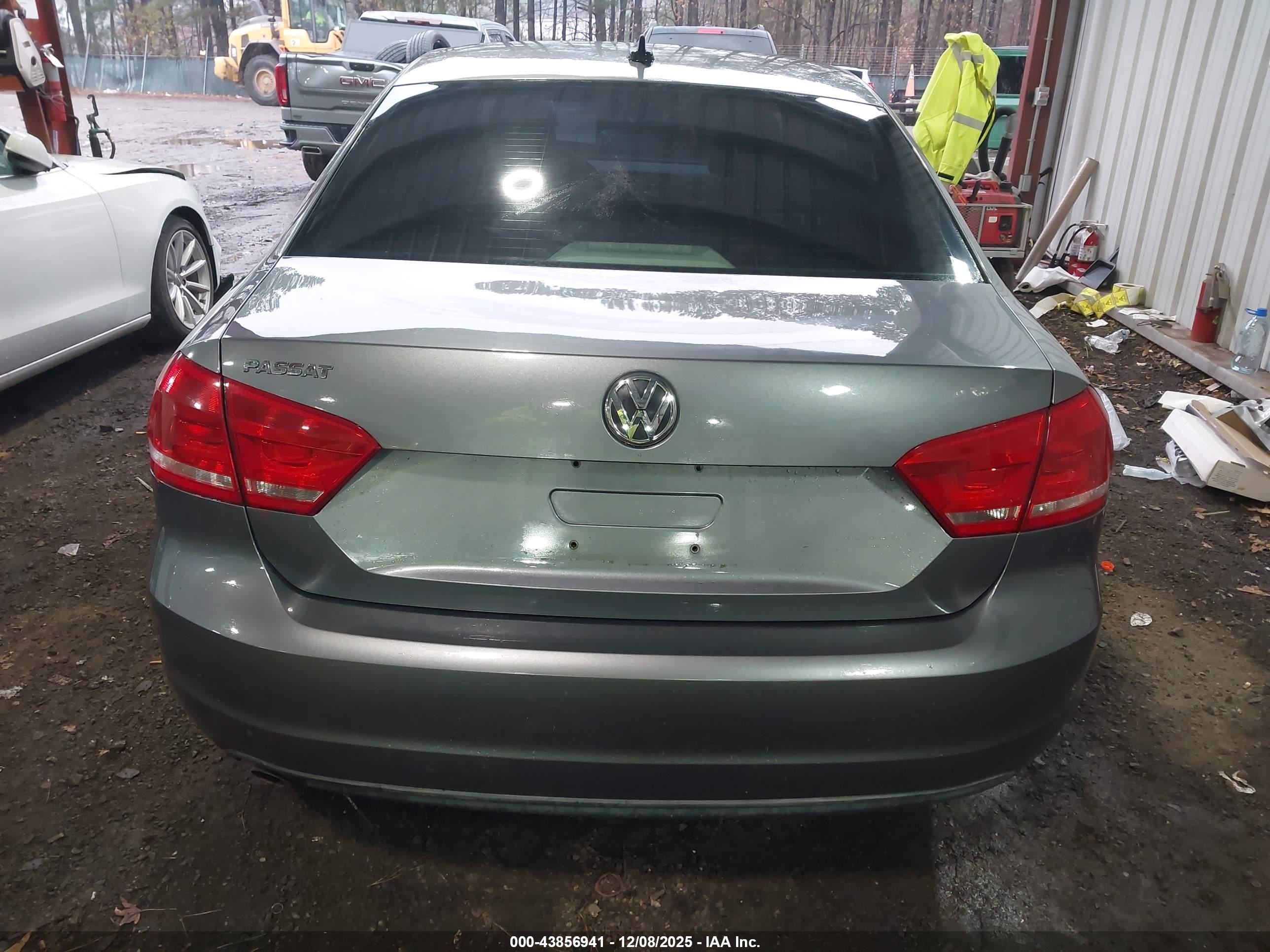 2014 Volkswagen Passat 2.5l S Blue vin: 1VWAP7A37EC025725