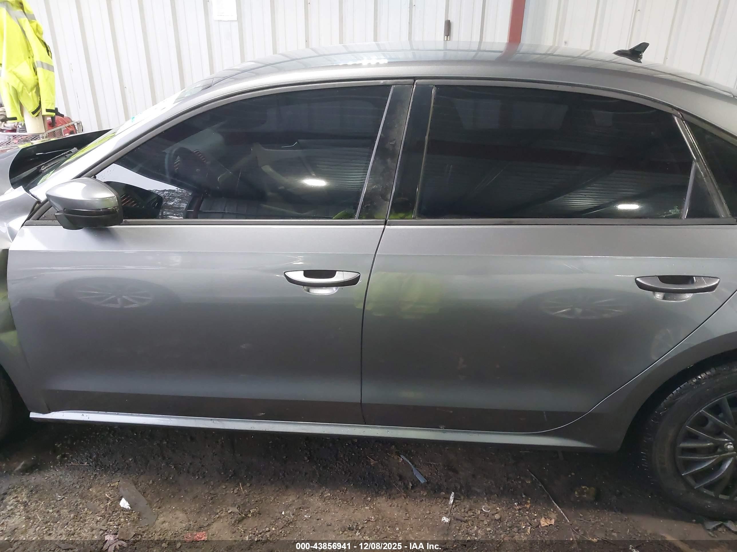 2014 Volkswagen Passat 2.5l S Blue vin: 1VWAP7A37EC025725