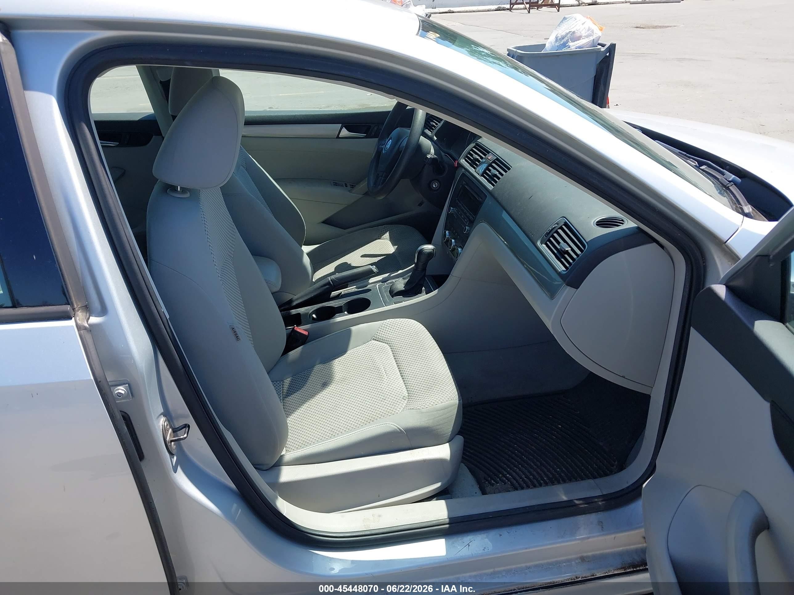 2012 Volkswagen Passat 2.5l S Silver vin: 1VWAP7A38CC036908