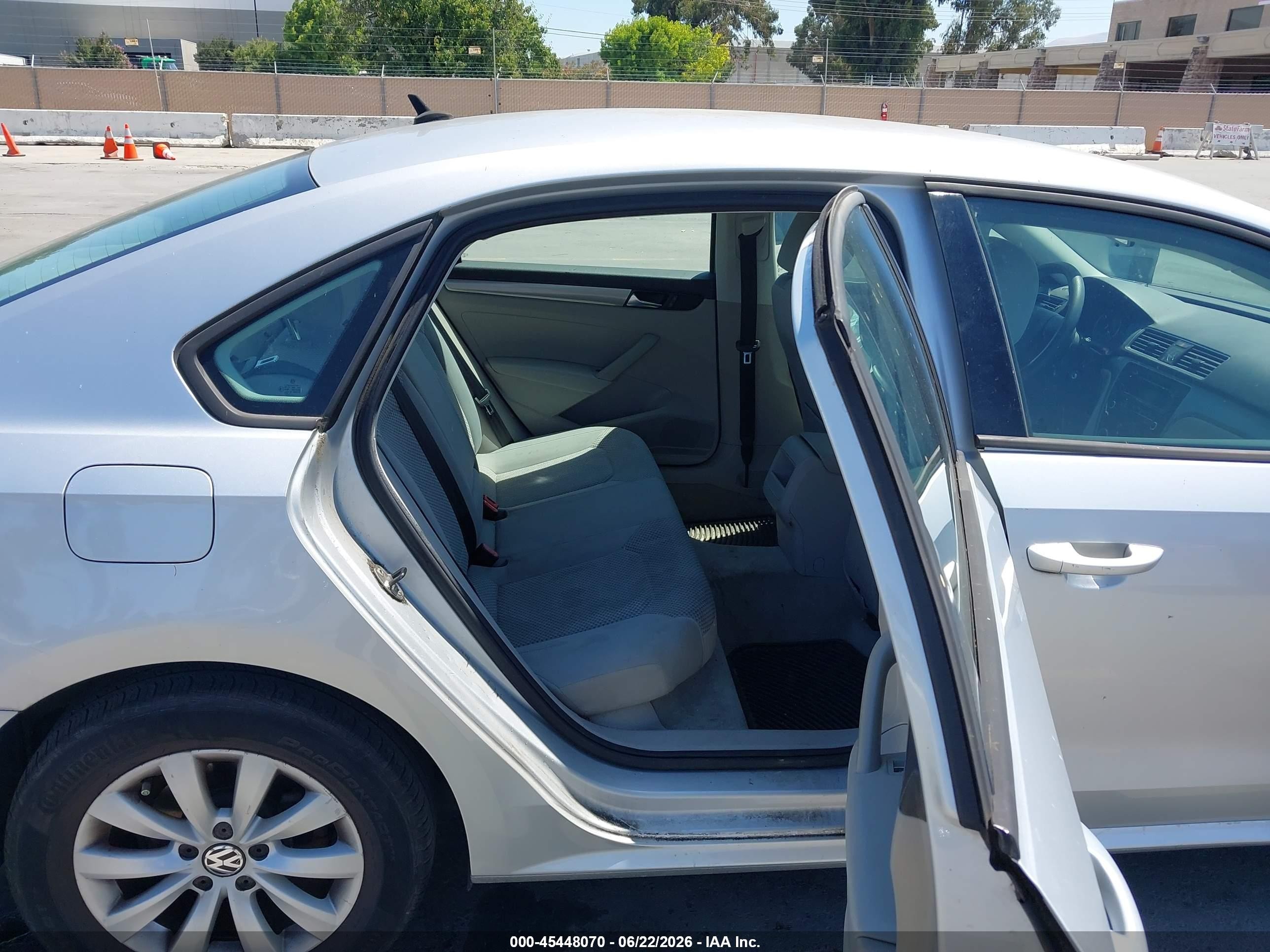 2012 Volkswagen Passat 2.5l S Silver vin: 1VWAP7A38CC036908