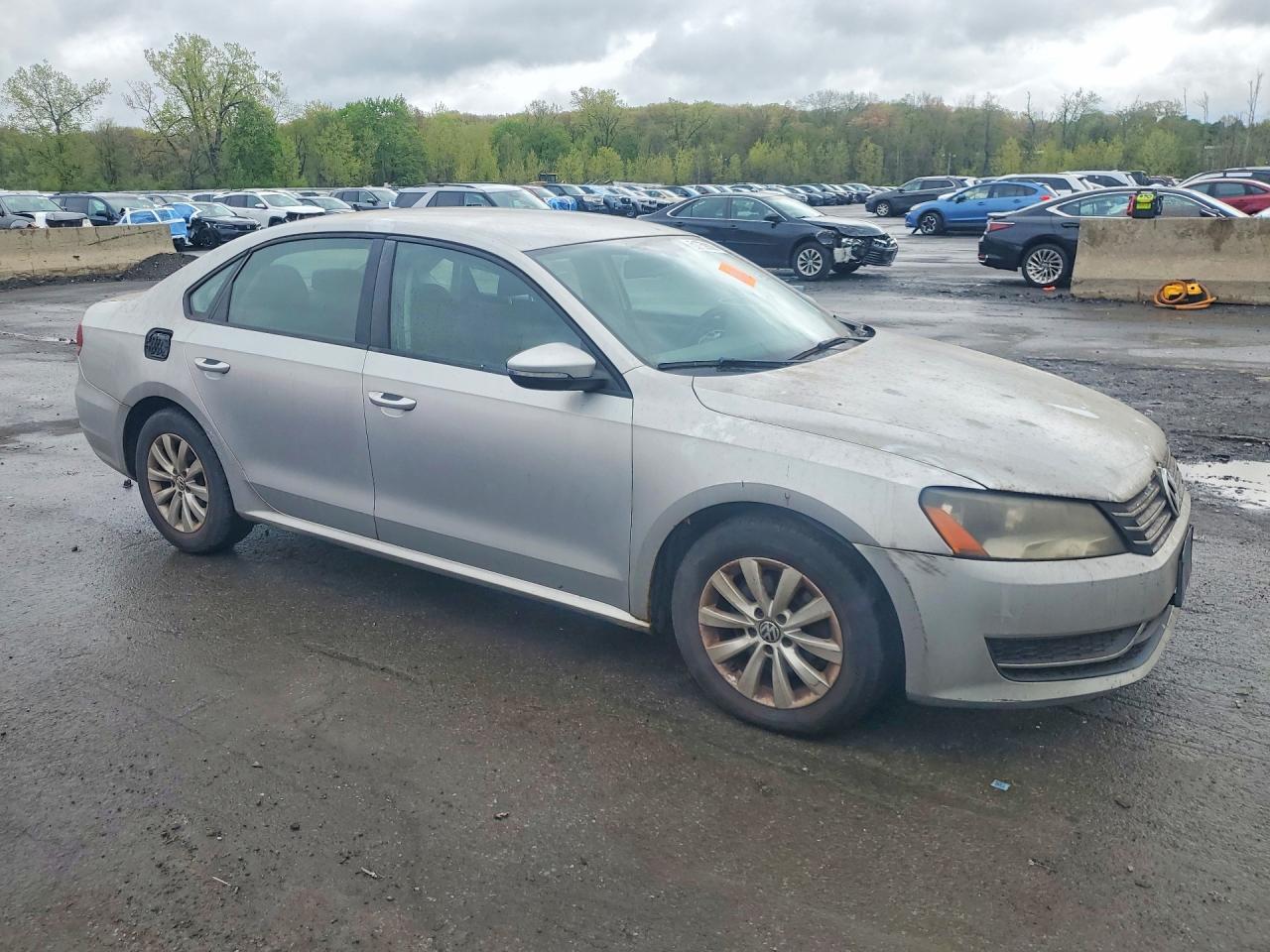 2012 Volkswagen Passat S Серебряный vin: 1VWAP7A38CC064224