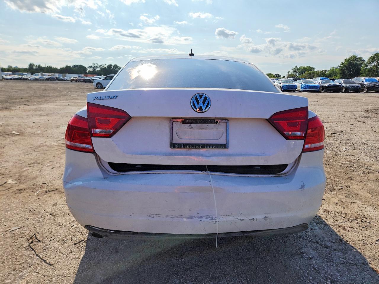 2012 Volkswagen Passat S Белый vin: 1VWAP7A38CC075336