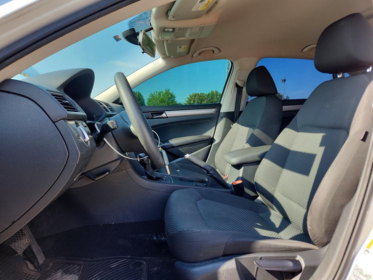2012 Volkswagen Passat S Белый vin: 1VWAP7A38CC075336