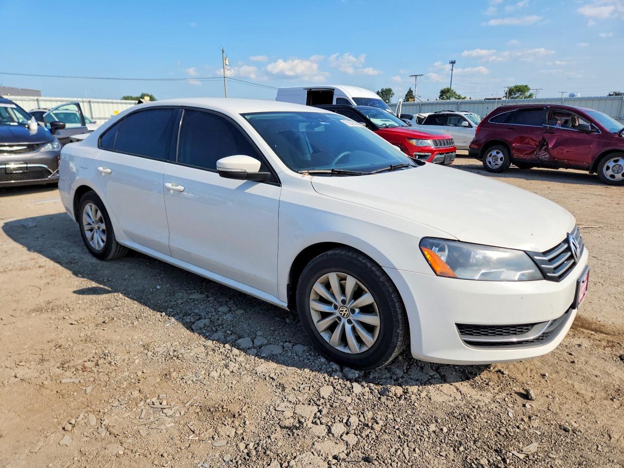 2012 Volkswagen Passat S Белый vin: 1VWAP7A38CC075336