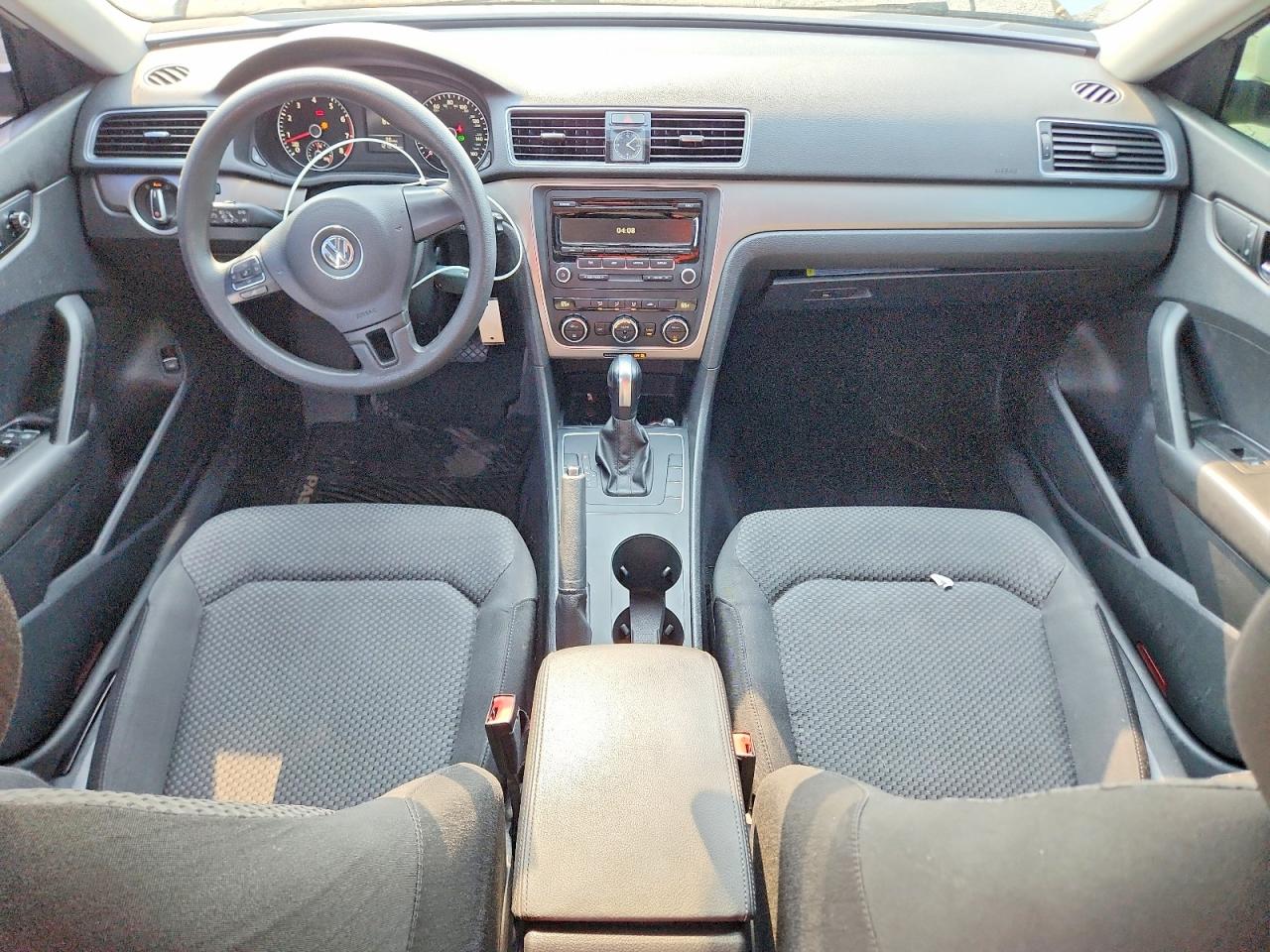 2012 Volkswagen Passat S Белый vin: 1VWAP7A38CC075336