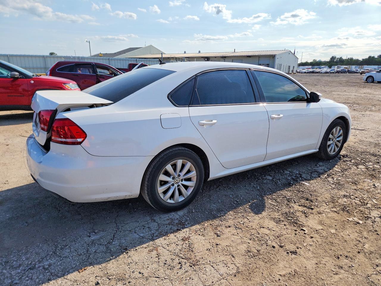 2012 Volkswagen Passat S Белый vin: 1VWAP7A38CC075336