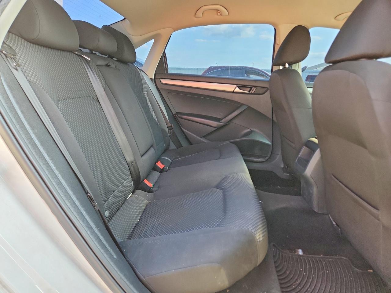 2012 Volkswagen Passat S Белый vin: 1VWAP7A38CC075336
