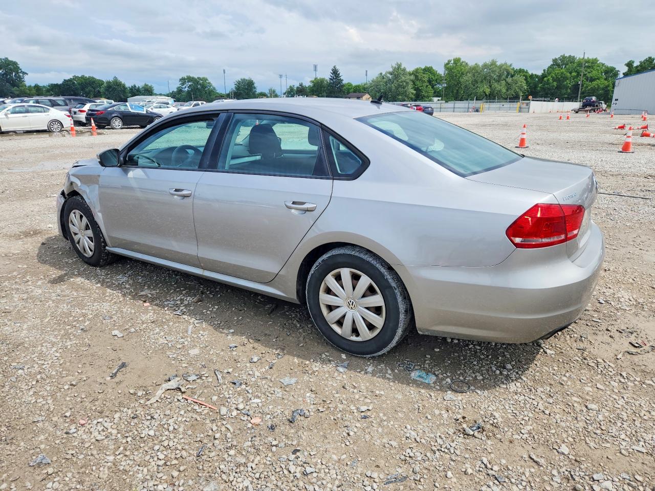 2013 Volkswagen Passat S Серебряный vin: 1VWAP7A38DC043519
