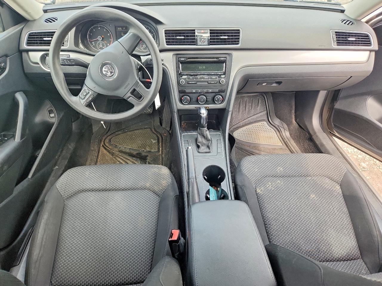 2013 Volkswagen Passat S Серебряный vin: 1VWAP7A38DC043519