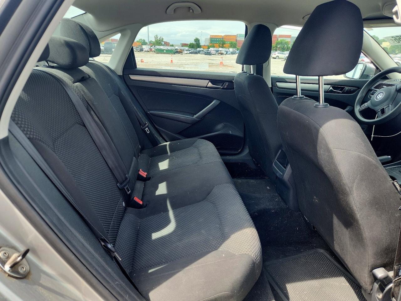 2013 Volkswagen Passat S Серебряный vin: 1VWAP7A38DC043519
