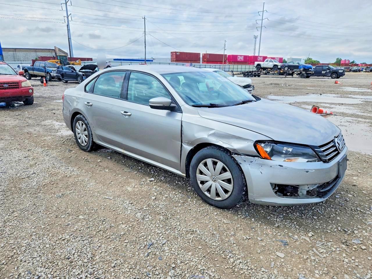 2013 Volkswagen Passat S Серебряный vin: 1VWAP7A38DC043519