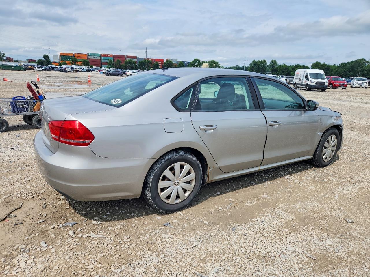 2013 Volkswagen Passat S Серебряный vin: 1VWAP7A38DC043519
