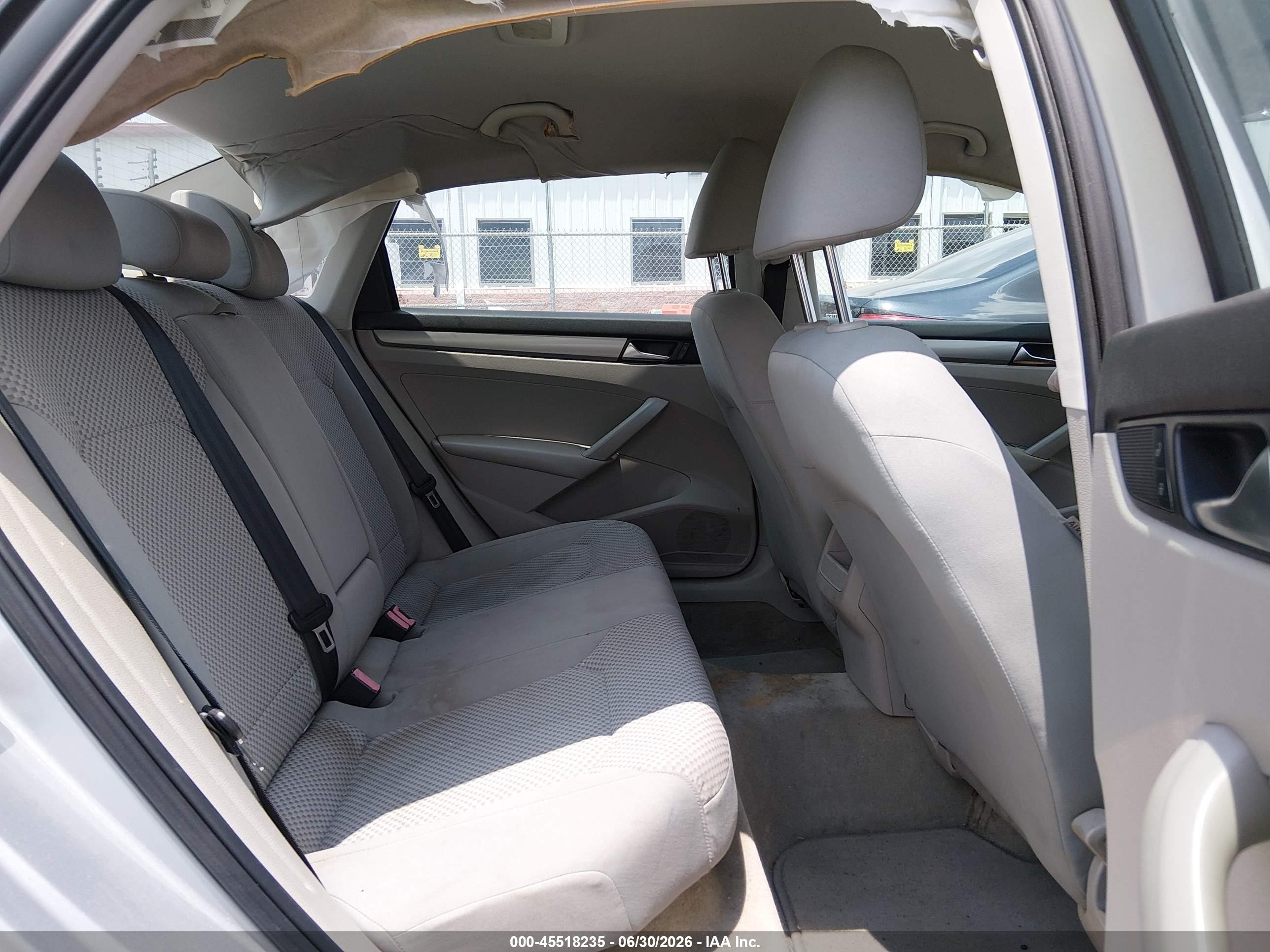 2014 Volkswagen Passat 2.5l S Silver vin: 1VWAP7A38EC018511