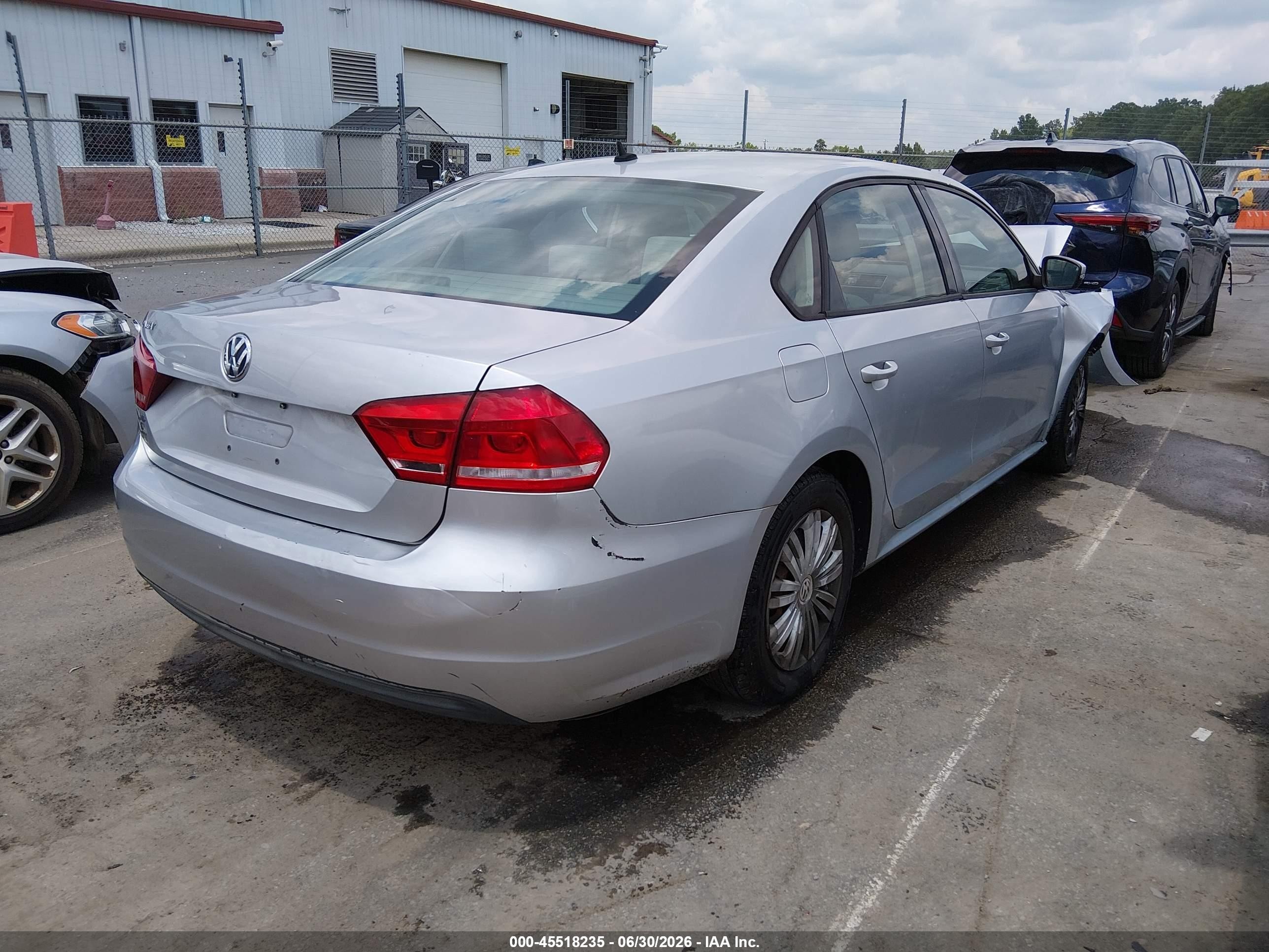 2014 Volkswagen Passat 2.5l S Silver vin: 1VWAP7A38EC018511