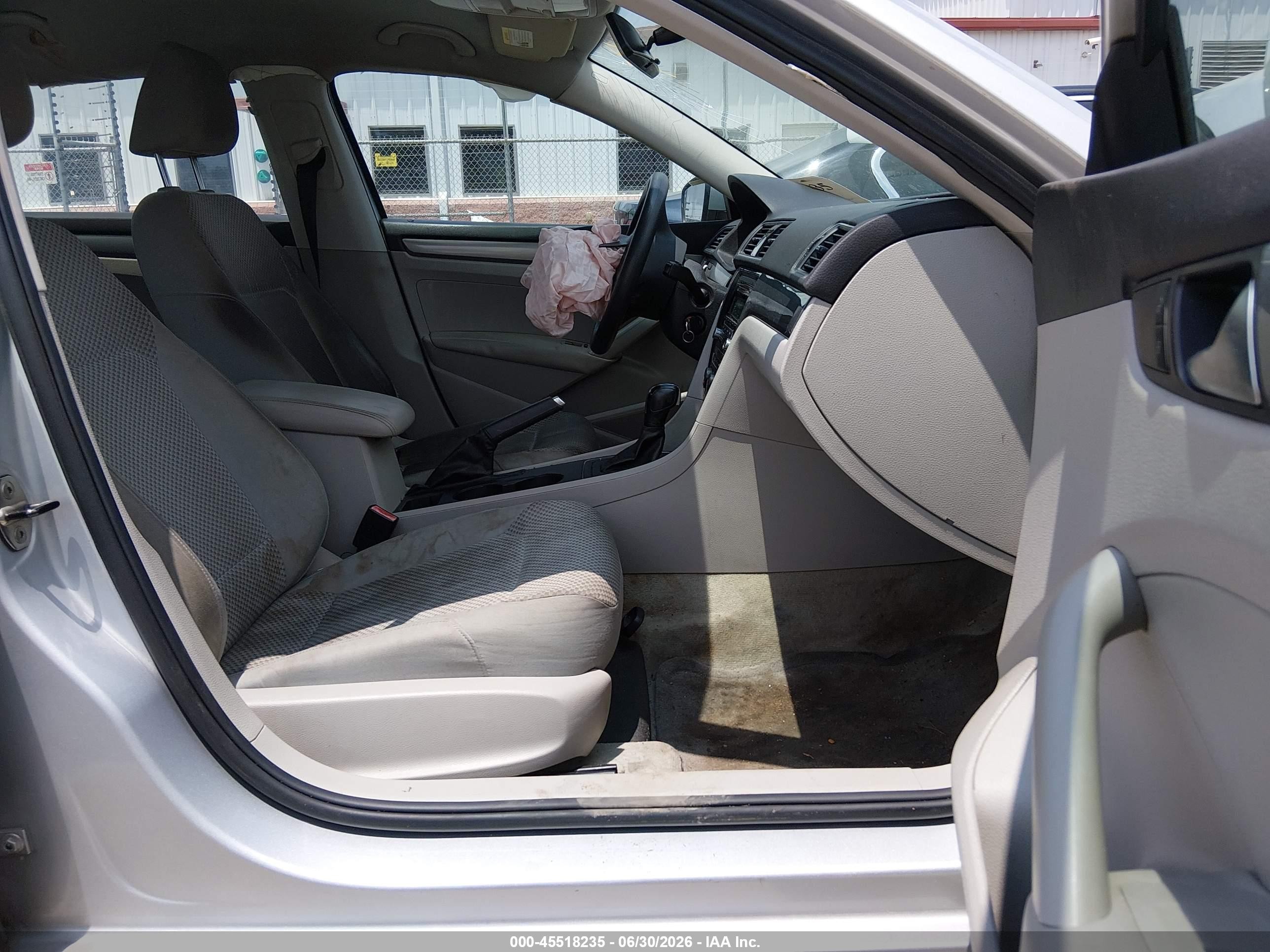 2014 Volkswagen Passat 2.5l S Silver vin: 1VWAP7A38EC018511