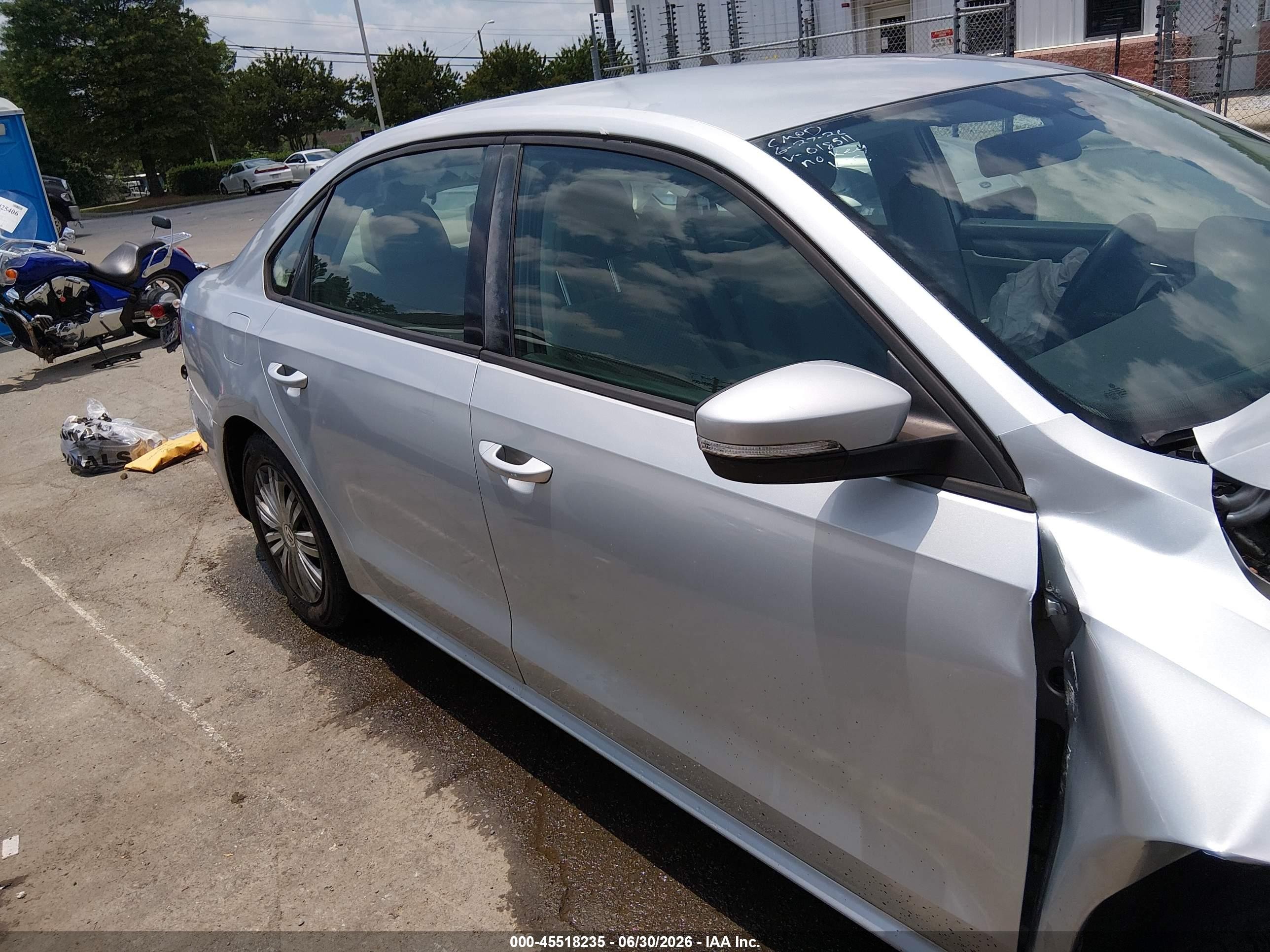 2014 Volkswagen Passat 2.5l S Silver vin: 1VWAP7A38EC018511