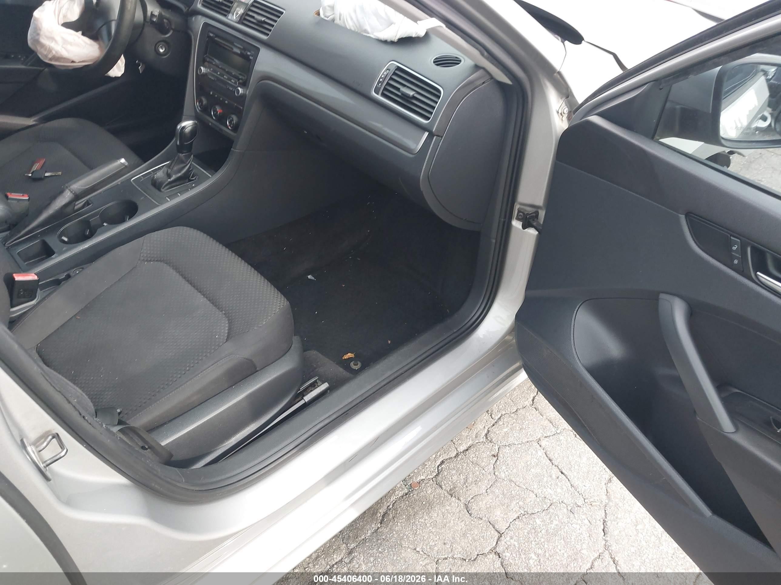 2013 Volkswagen Passat 2.5l S Silver vin: 1VWAP7A39DC111312