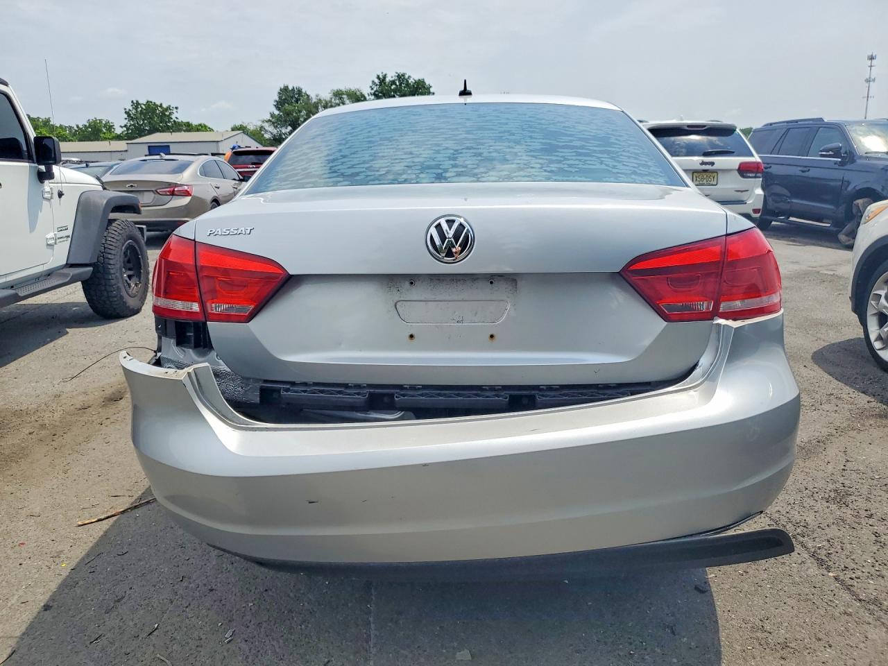 2012 Volkswagen Passat S Silver vin: 1VWAP7A3XCC053788