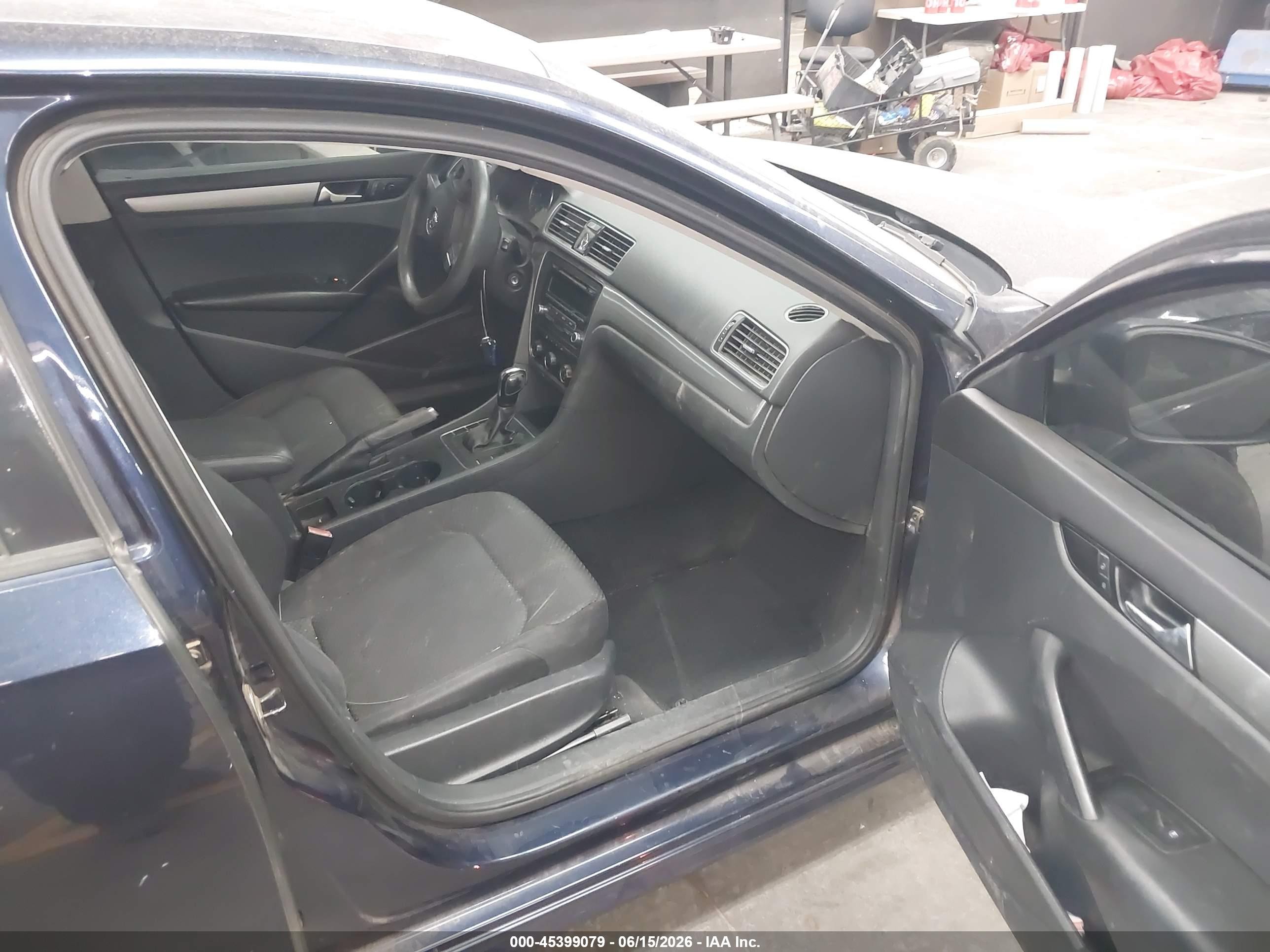 2013 Volkswagen Passat 2.5l S Blue vin: 1VWAP7A3XDC078045