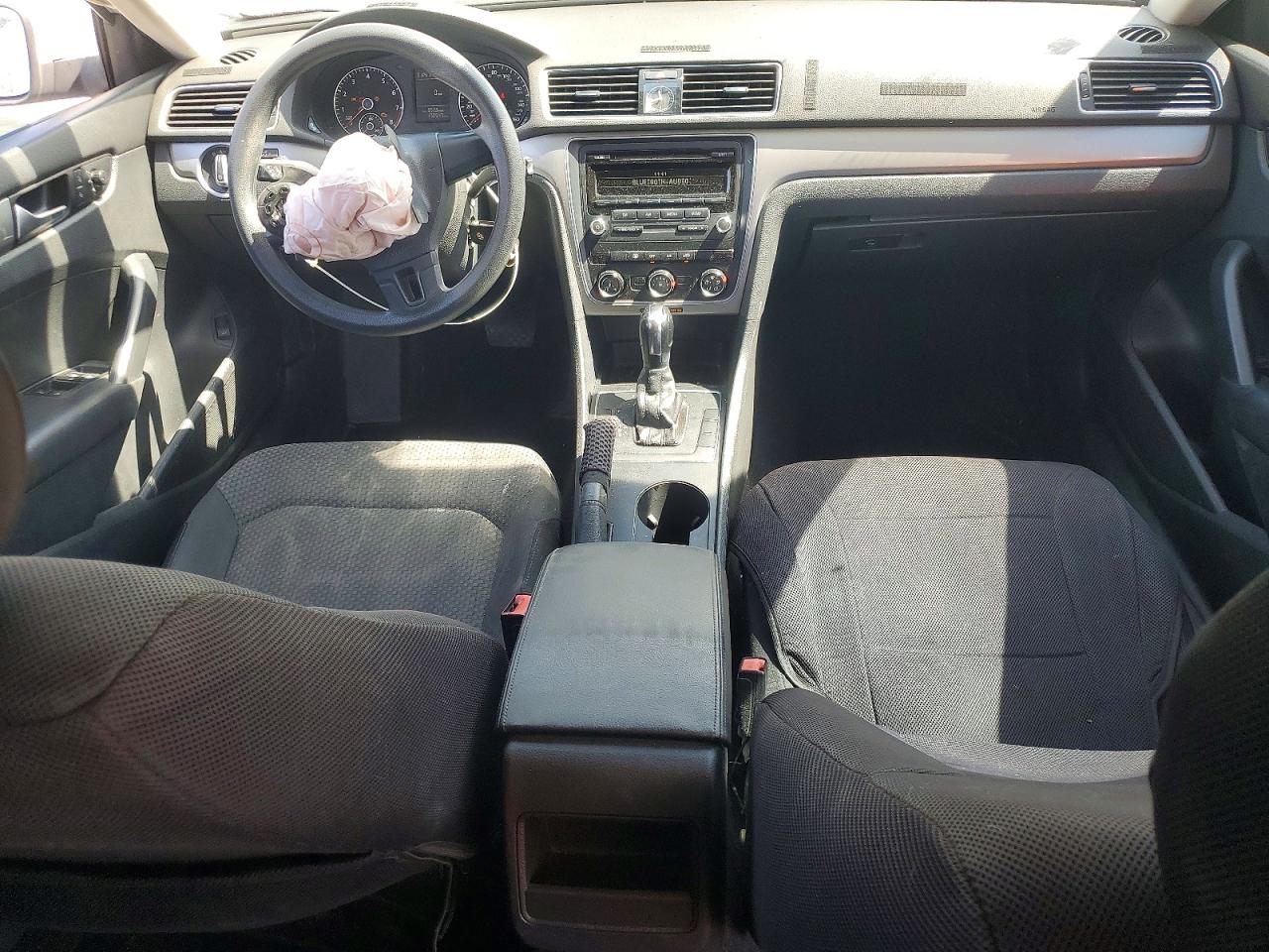 2013 Volkswagen Passat S Белый vin: 1VWAP7A3XDC149373