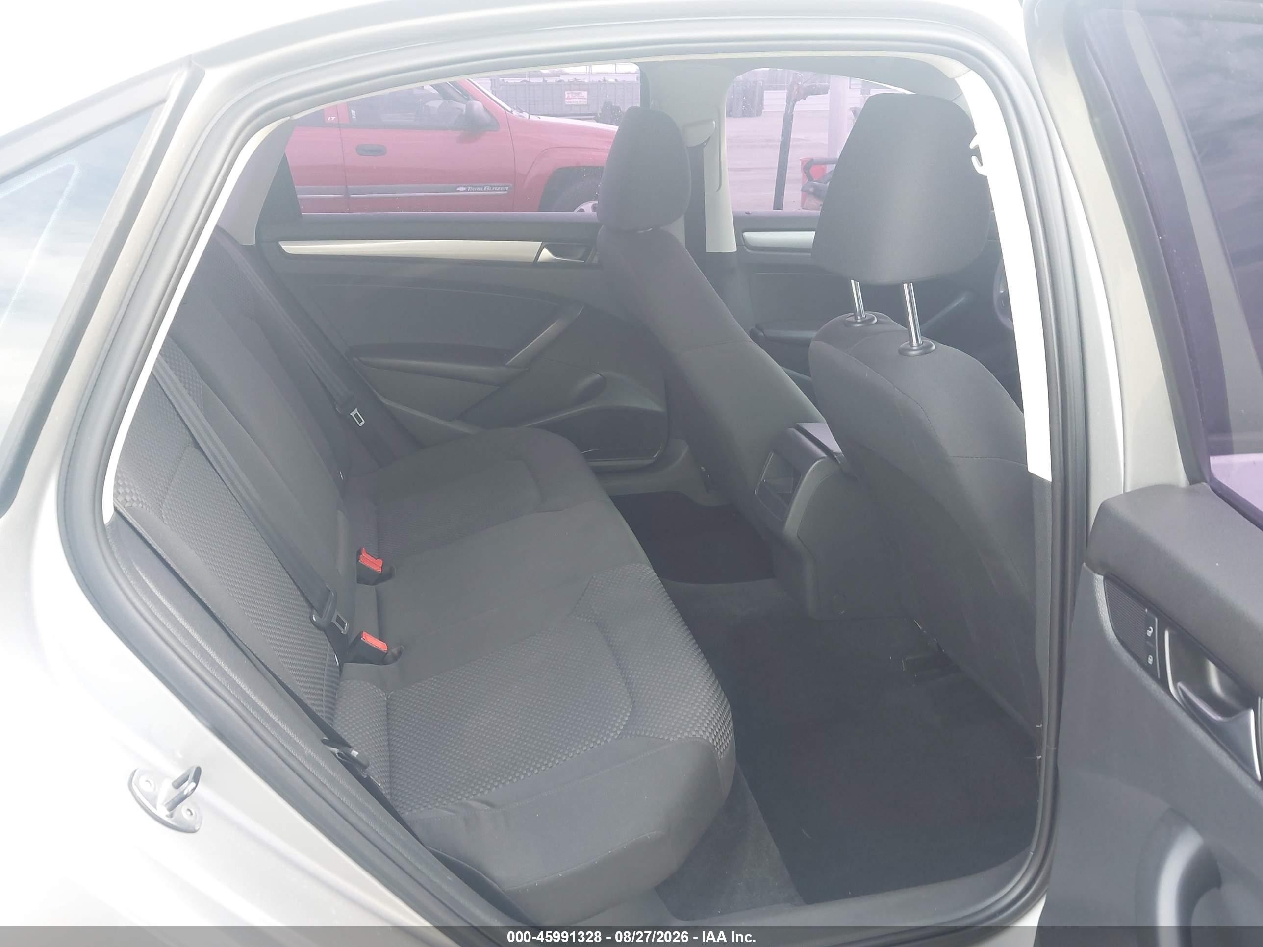 2014 Volkswagen Passat 2.5l S Silver vin: 1VWAP7A3XEC025038