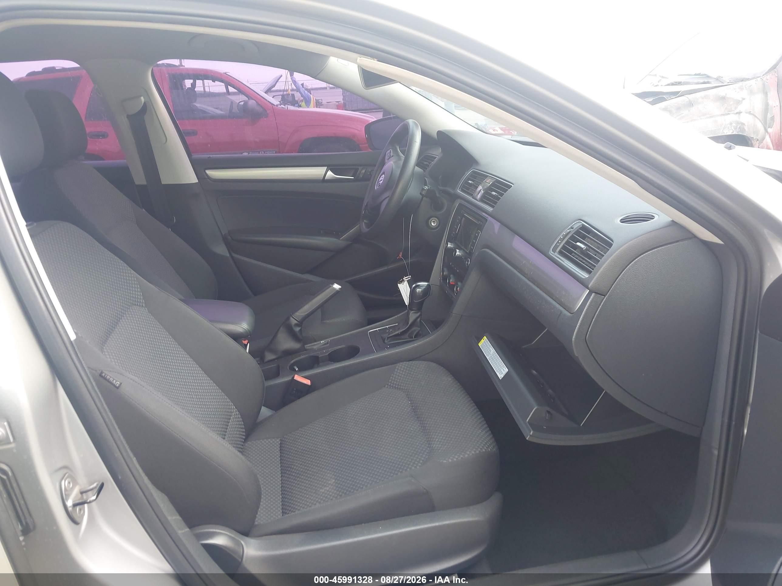 2014 Volkswagen Passat 2.5l S Silver vin: 1VWAP7A3XEC025038