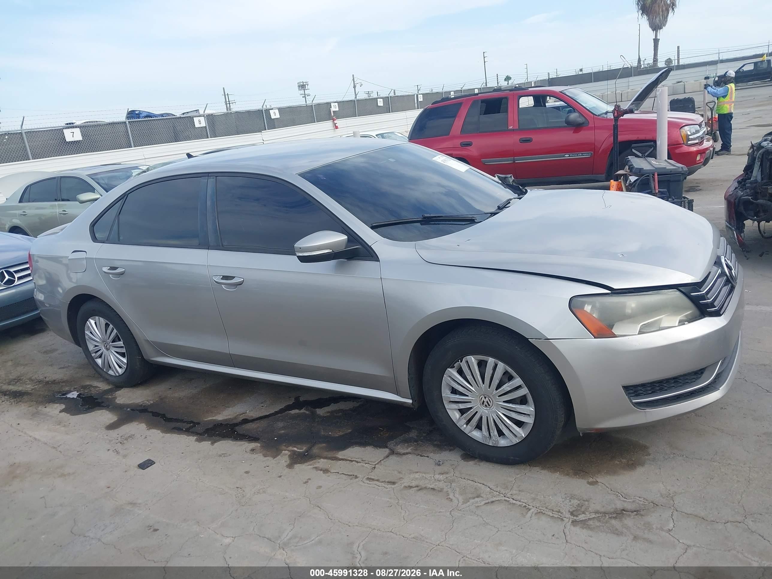 2014 Volkswagen Passat 2.5l S Silver vin: 1VWAP7A3XEC025038
