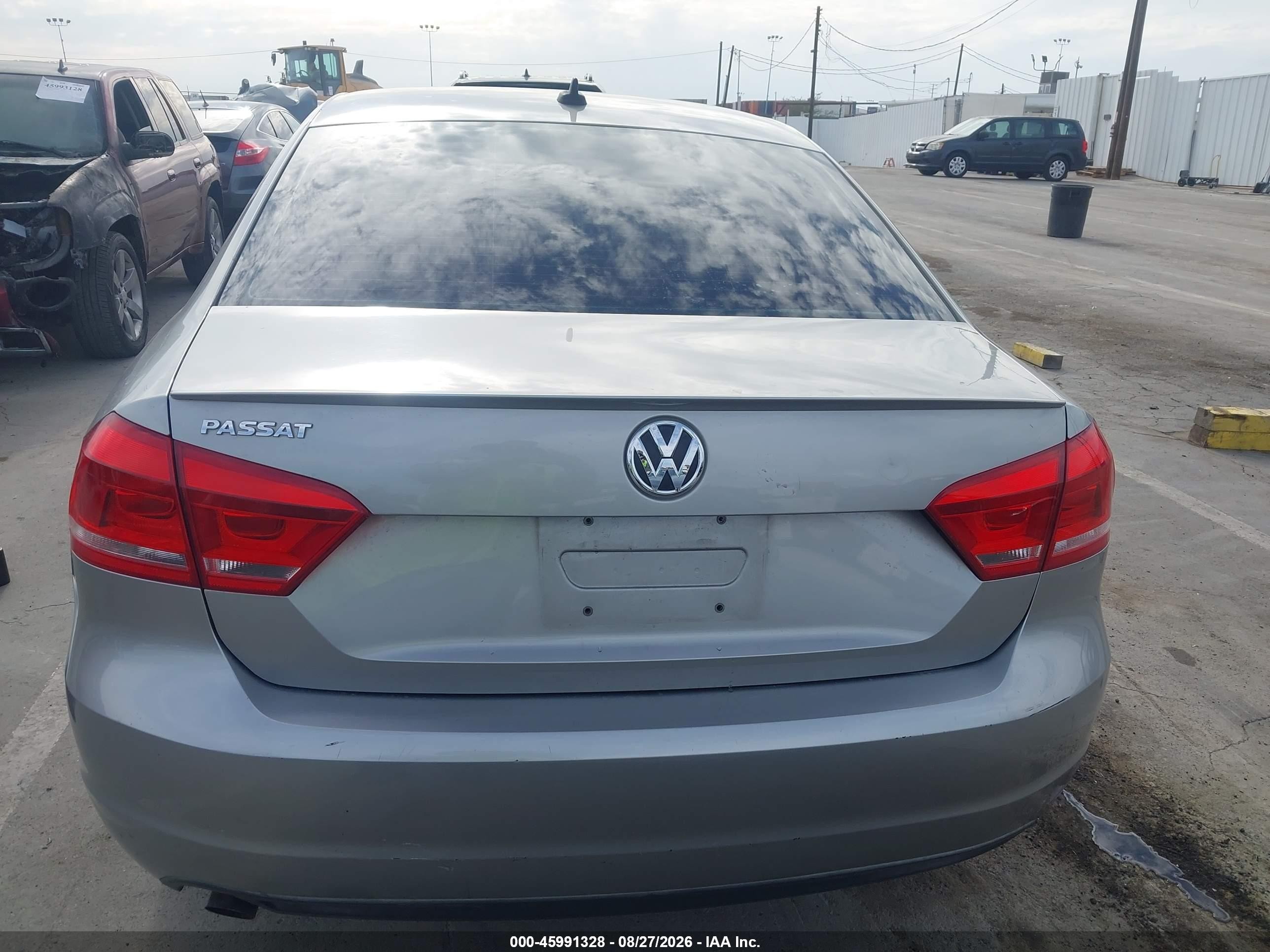 2014 Volkswagen Passat 2.5l S Silver vin: 1VWAP7A3XEC025038