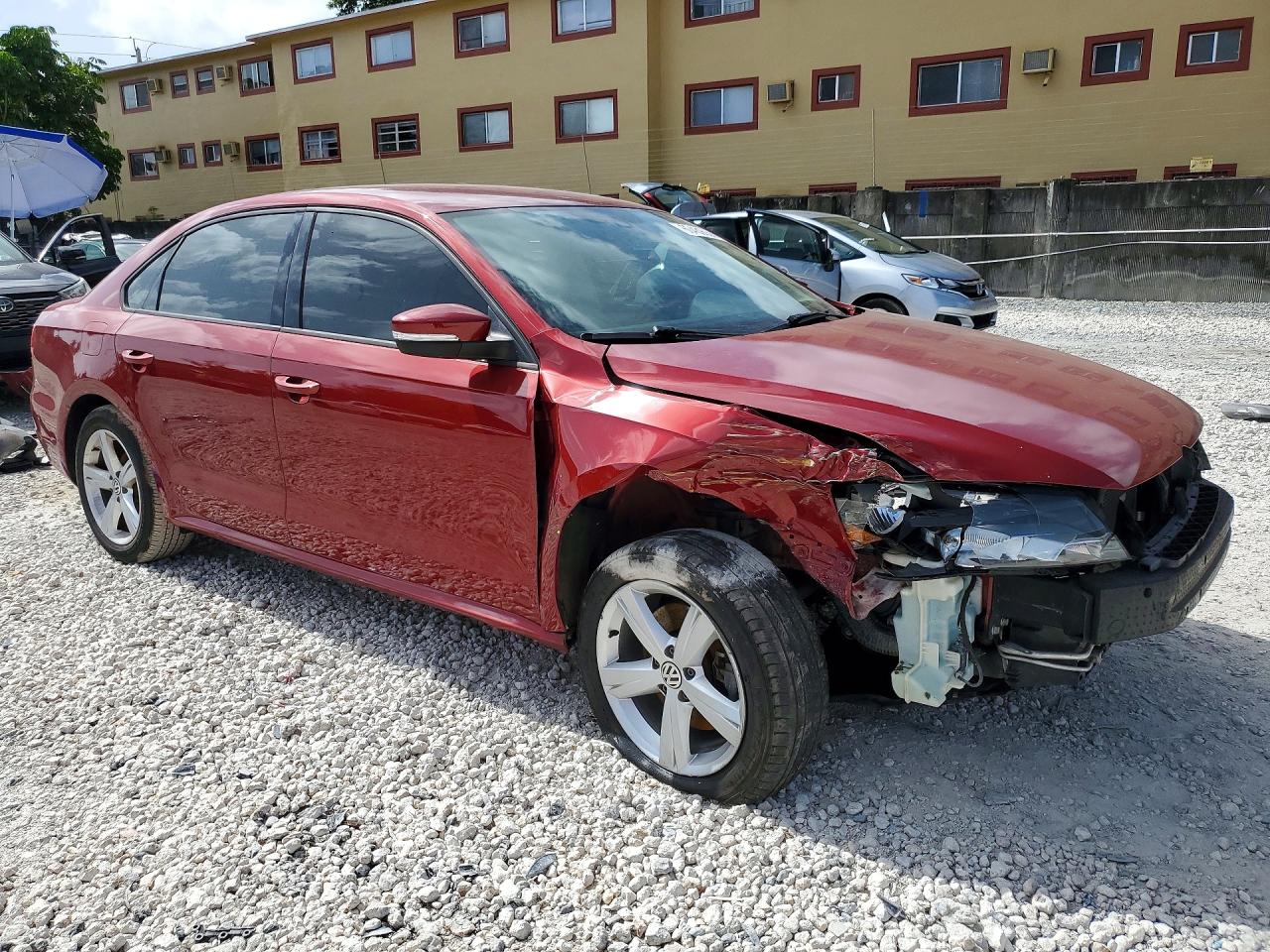 2015 Volkswagen Passat S Red vin: 1VWAS7A30FC016459