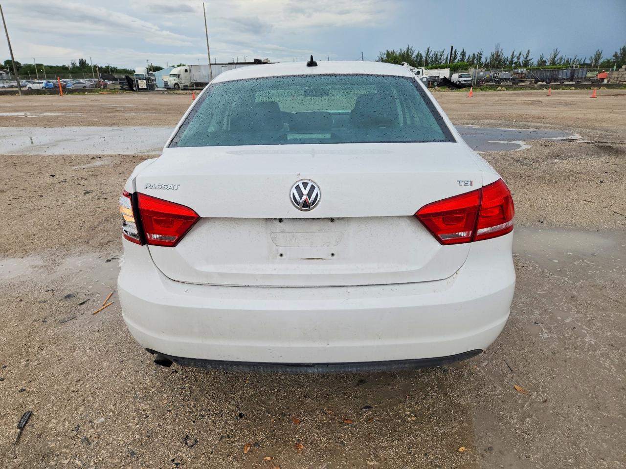 2015 Volkswagen Passat S White vin: 1VWAS7A30FC091341