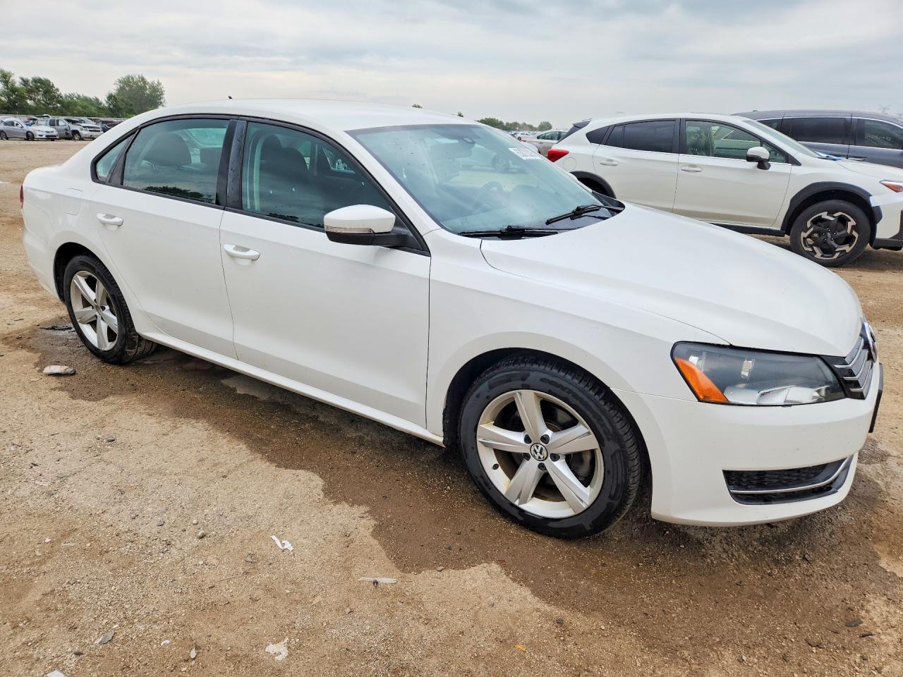 2014 Volkswagen Passat S White vin: 1VWAS7A31EC033513