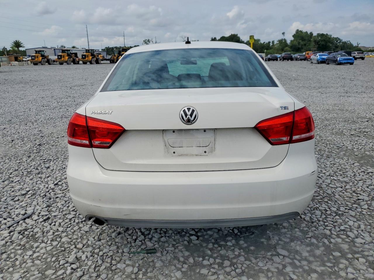 2015 Volkswagen Passat S White vin: 1VWAS7A31FC030628