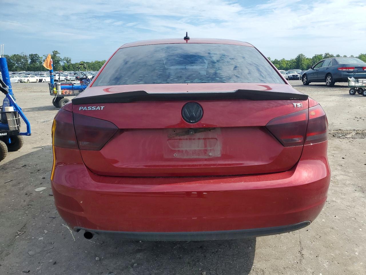 2015 Volkswagen Passat S Red vin: 1VWAS7A31FC082647