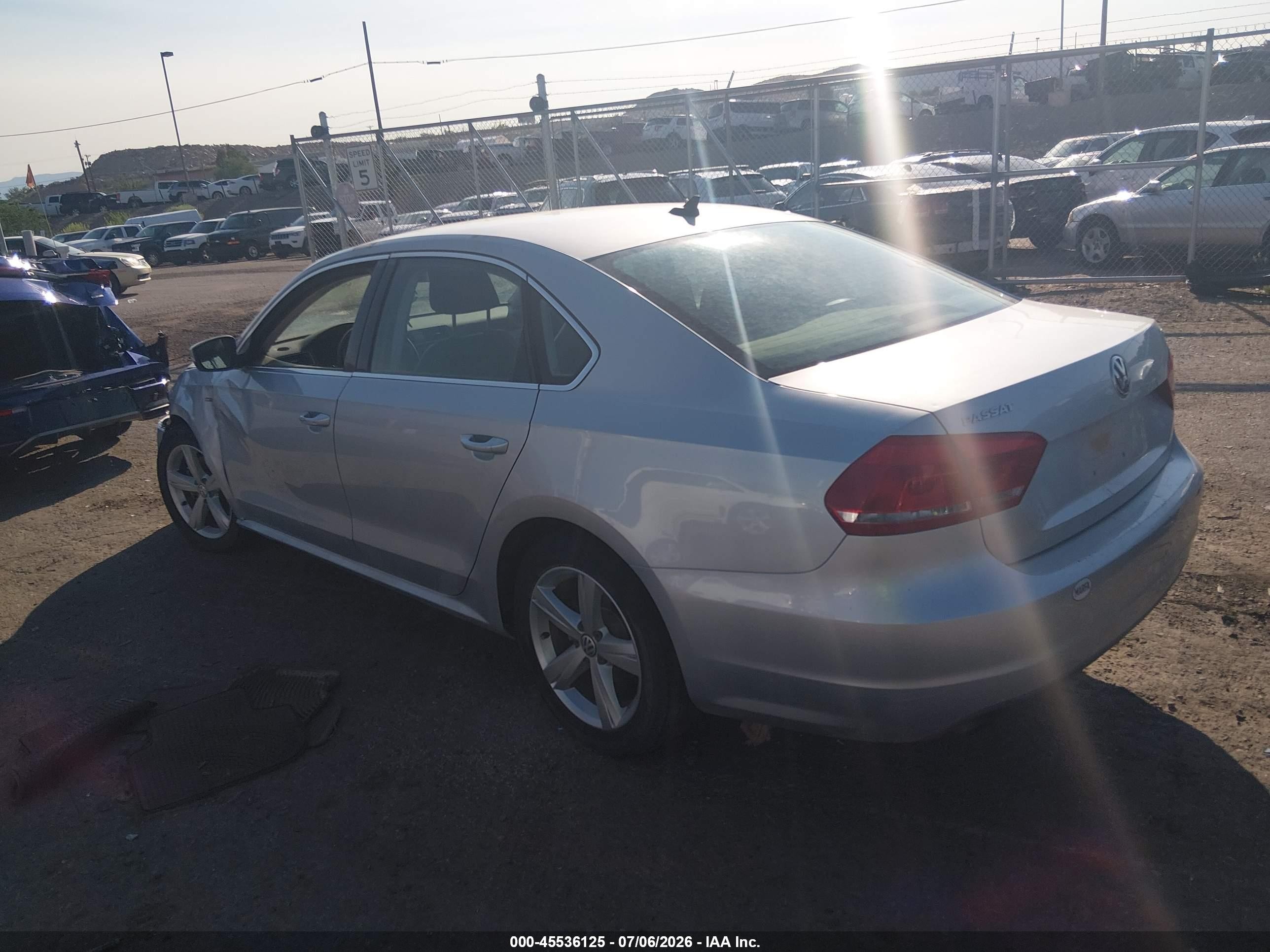 2015 Volkswagen Passat 1.8t Limited Edition Серебряный vin: 1VWAS7A32FC110035